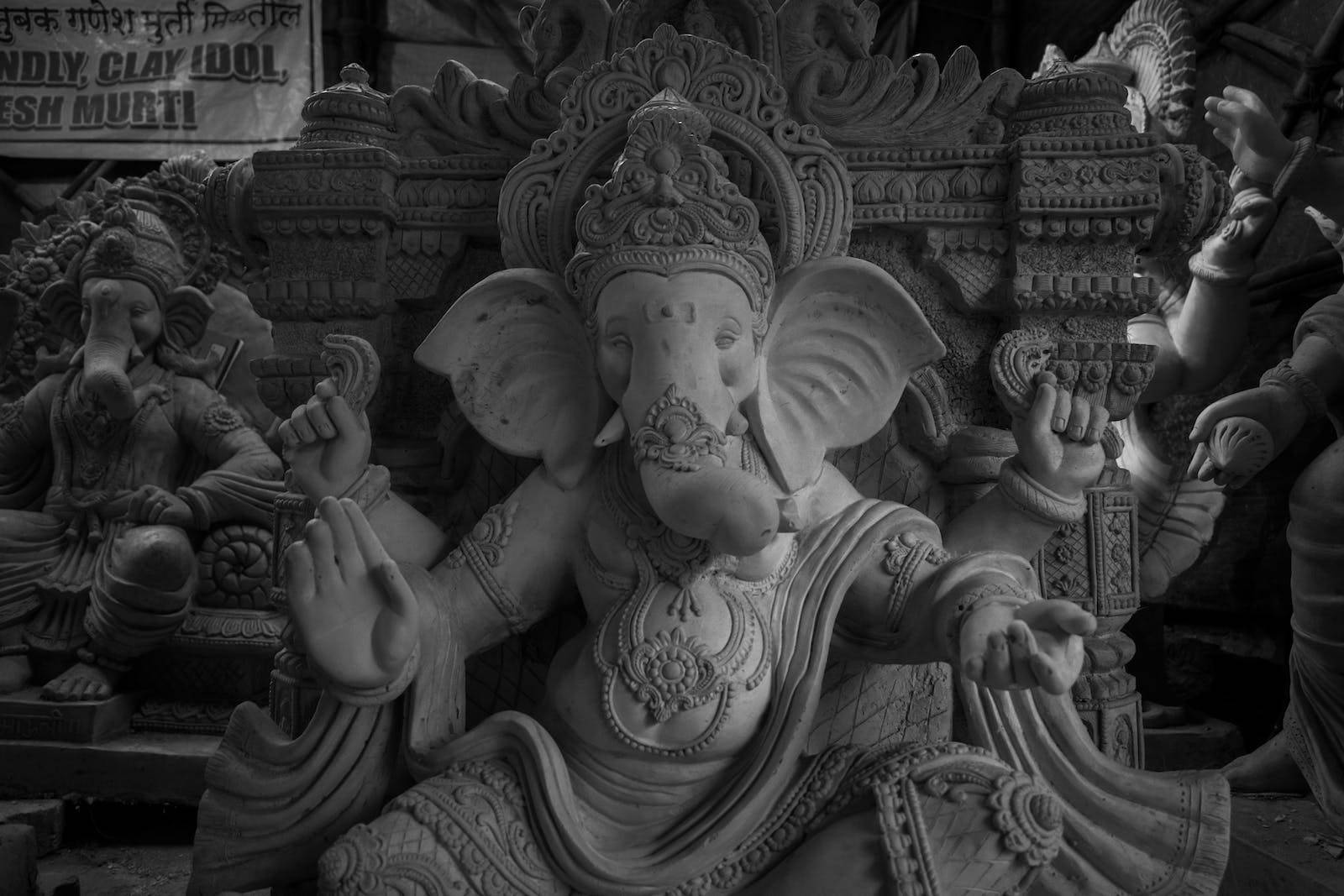 Ganesha sidder på tronen gråtone tapet Wallpaper