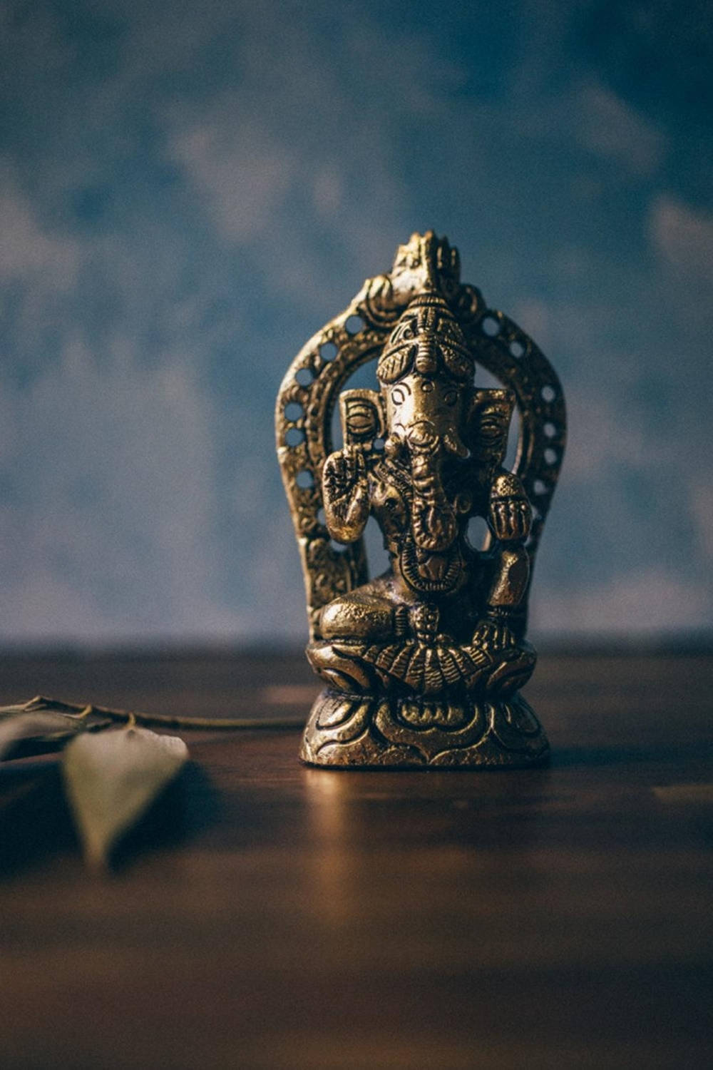Tilføj et spark af orientalsk mystik til din telefon med dette Ganesha lille hindu iPhone-tapet. Wallpaper