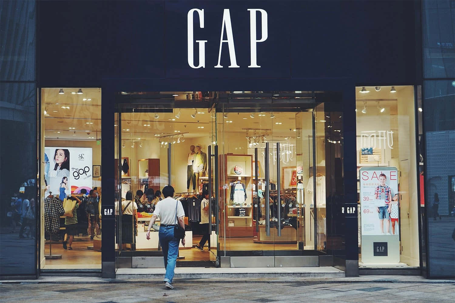 Shop at Gap for the latest trends in clothes&accessories