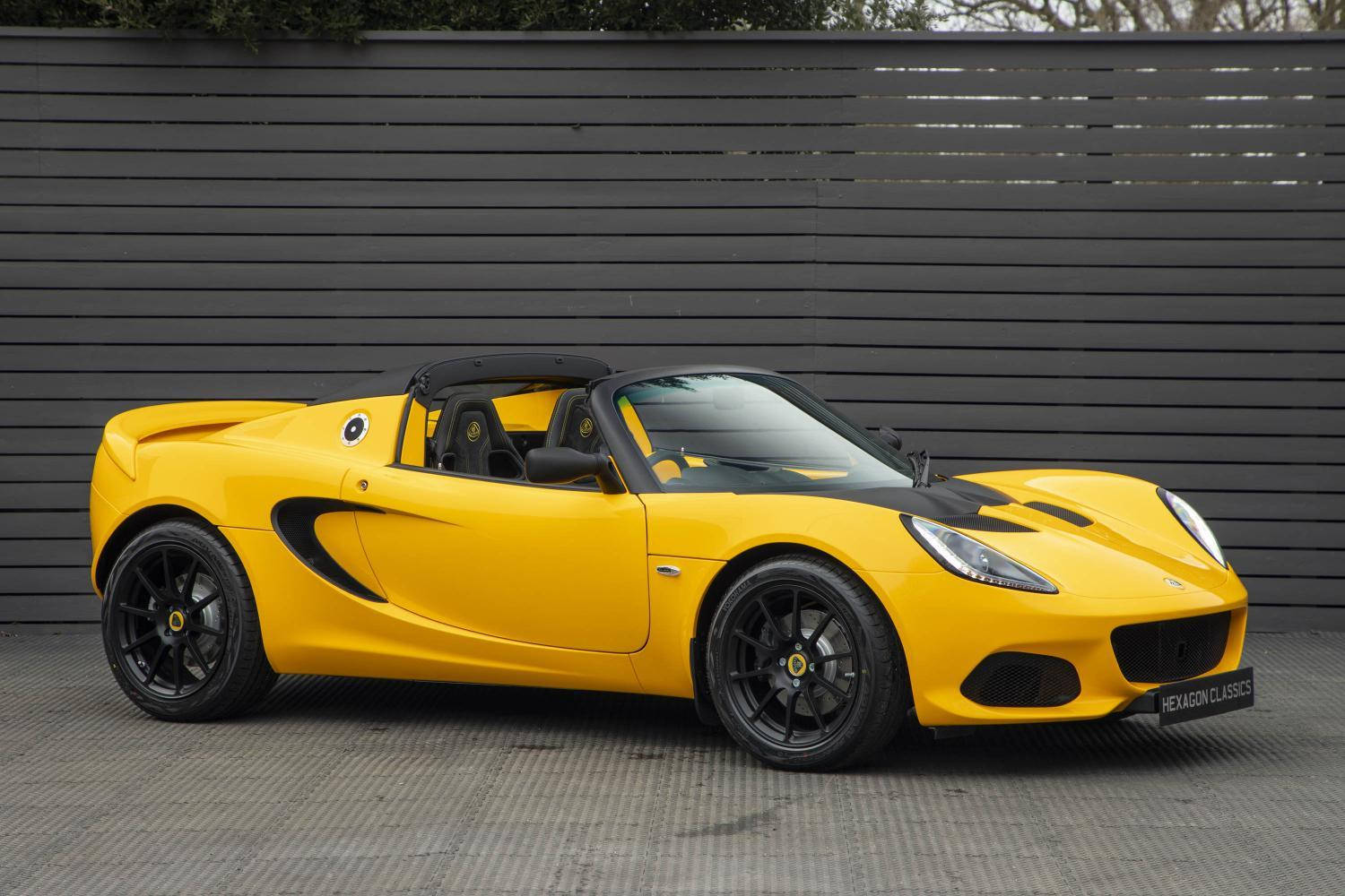 Stupendaauto Sportiva Gialla Lotus In Garage. Sfondo