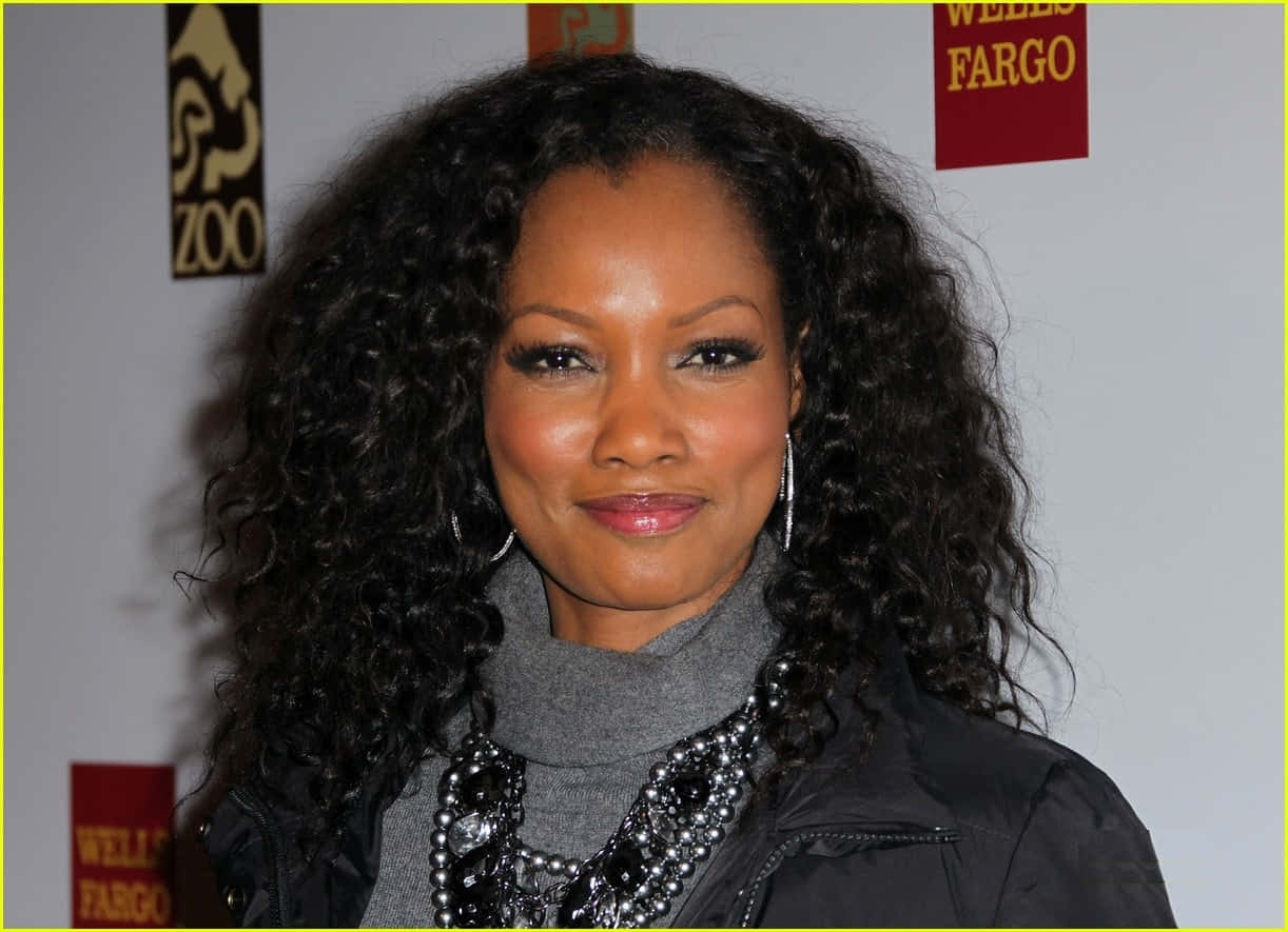 Garcelle Beauvais Berpose Dalam Pakaian Stylish Wallpaper