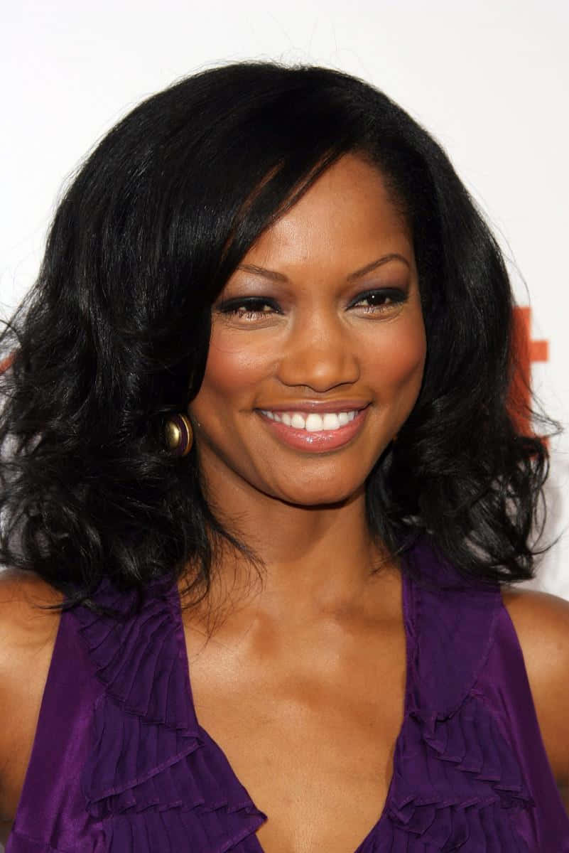 Garcelle Beauvais Poseeraa Upeassa Valokuvauksessa. Taustakuva