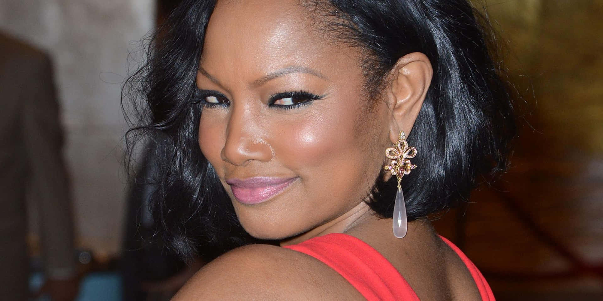 Garcelle Beauvais Hymyilee Säihkeästi Rento Asussa Taustakuva