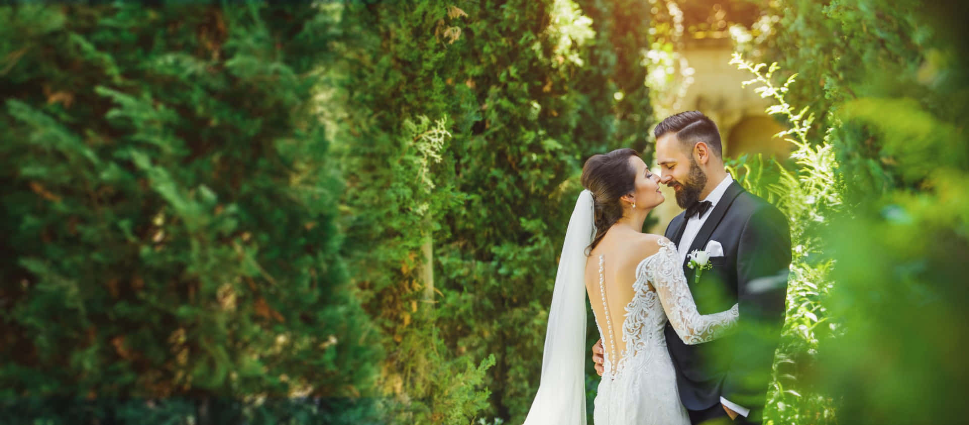 Garden Wedding Bliss: A Romantic Outdoor Ceremony Wallpaper