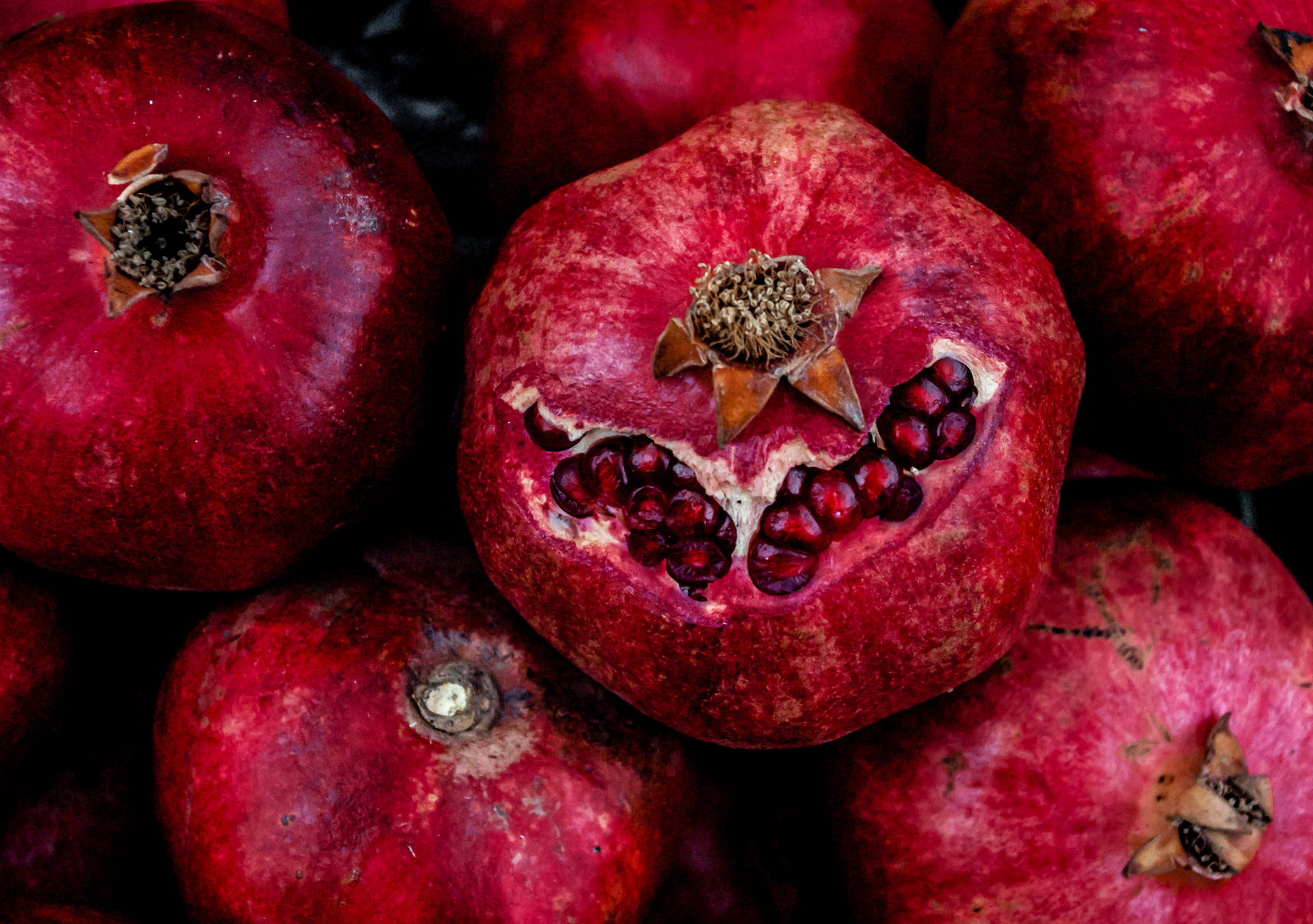 Garnet Whole Fruit Wallpaper