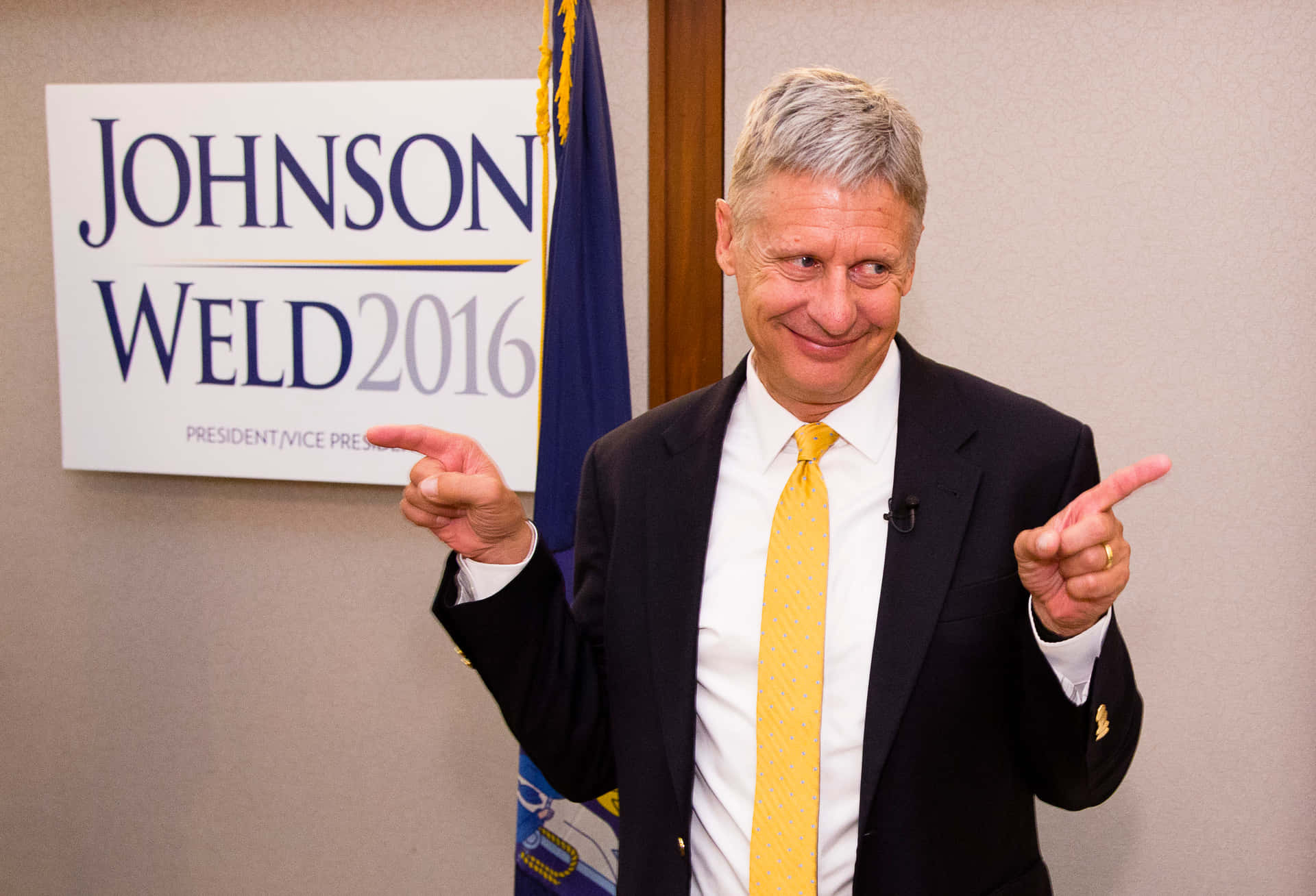 Gary Johnson Pointing in Two Directions Wallpaper