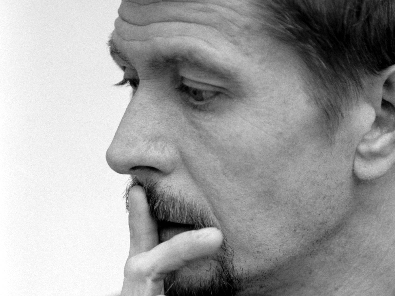Award-winning actor Gary Oldman in his remarkable role Wallpaper