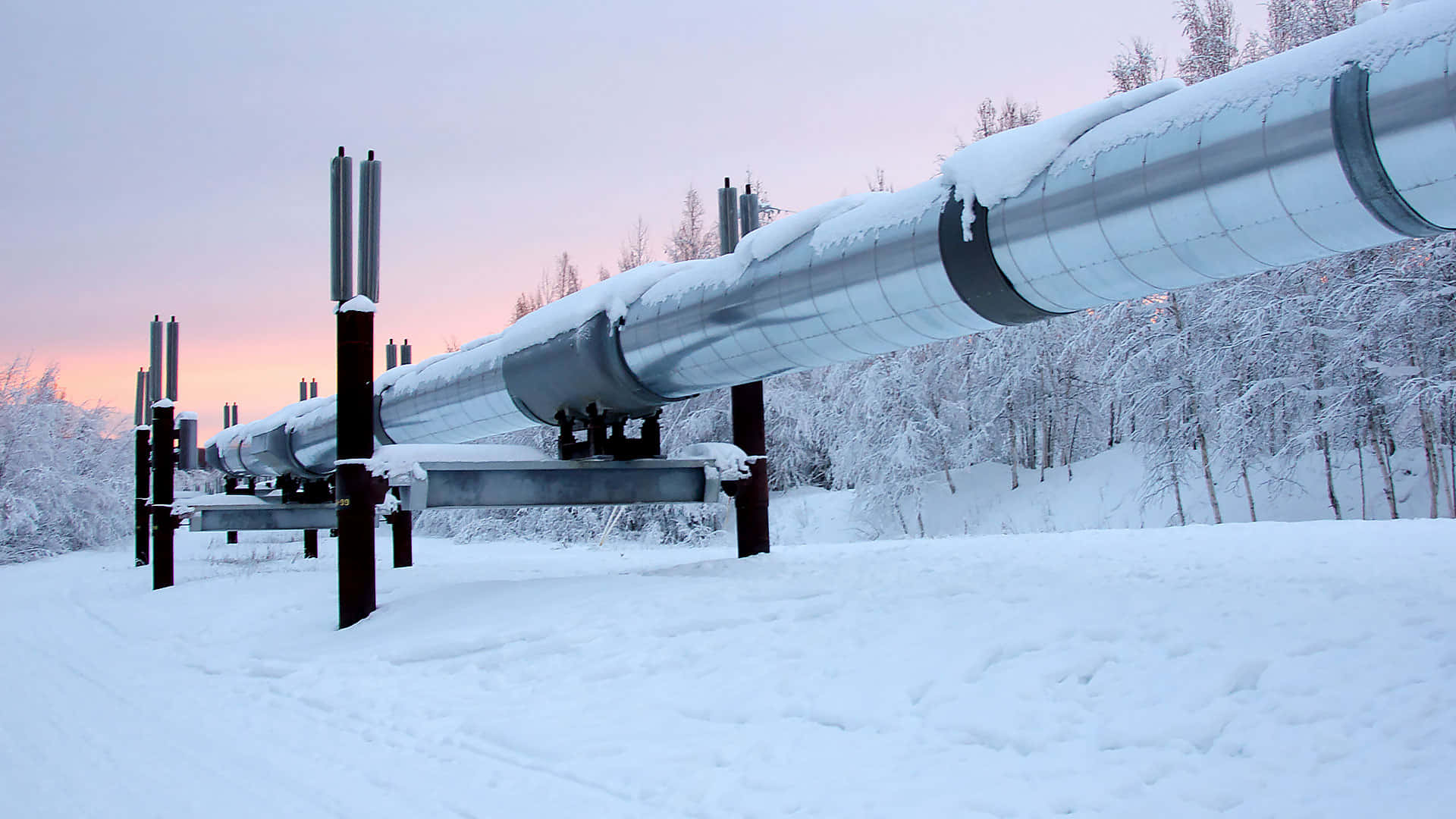 Einegroße Pipeline Ist Mit Schnee Bedeckt.