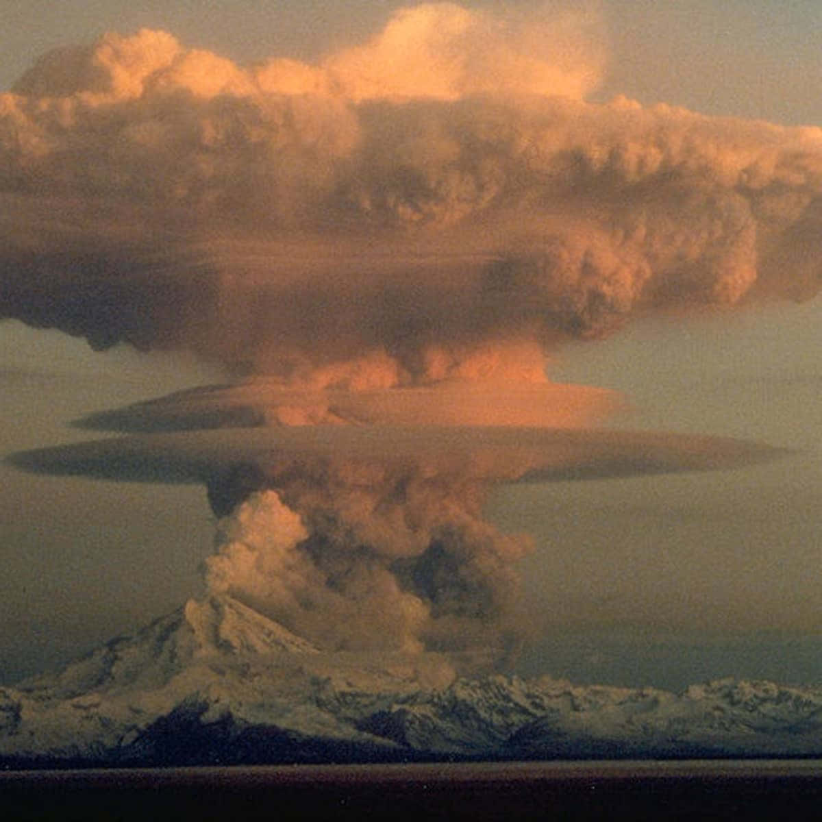 Einegroße Rauchwolke Ist Von Einem Vulkan Zu Sehen.