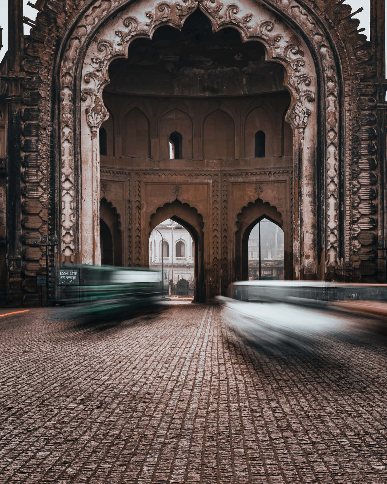 Gatewaynach Indien Mit Vorbeiziehenden Autos Wallpaper