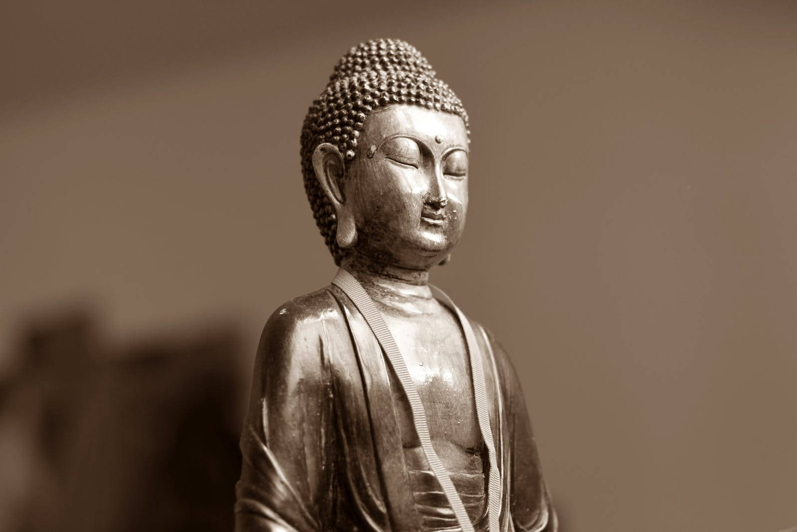 Statua In Ceramica Di Gautama Buddha Sfondo