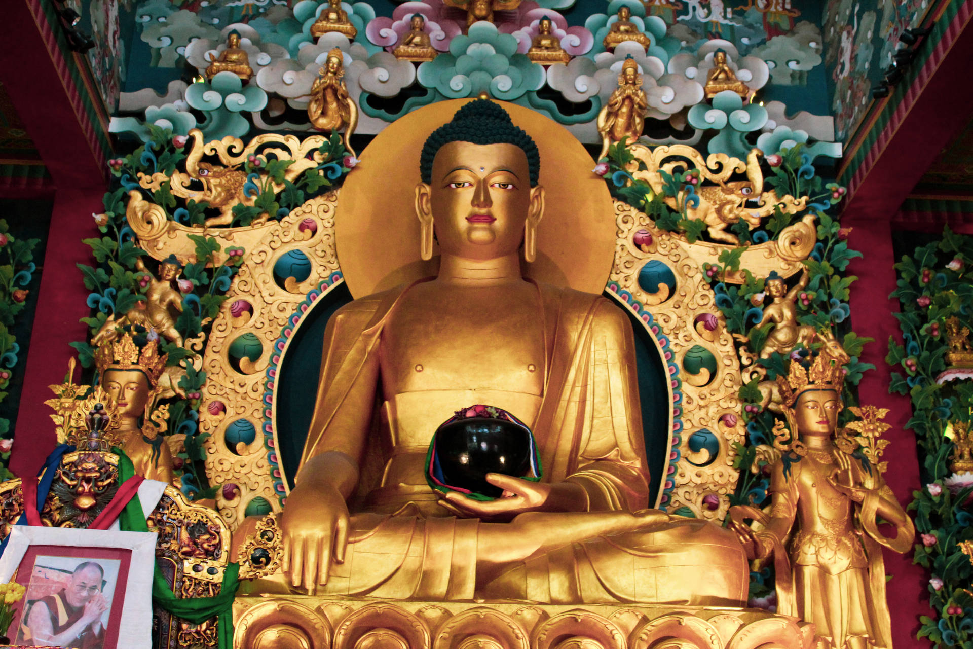 Estatuade Gautam Buddha En Un Altar Dorado. Fondo de pantalla