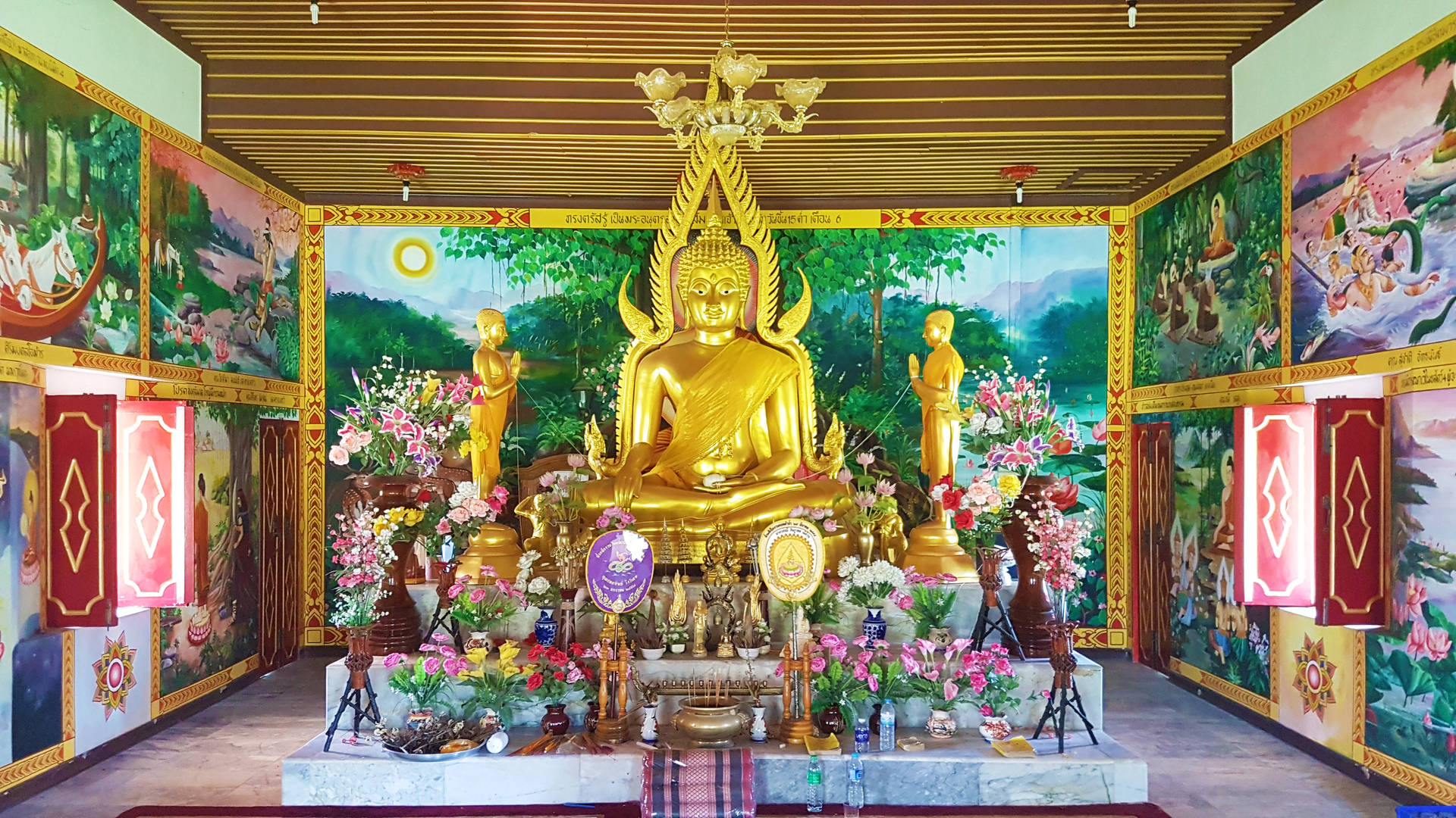 Estatuadorada Del Altar De Gautama Buda Fondo de pantalla