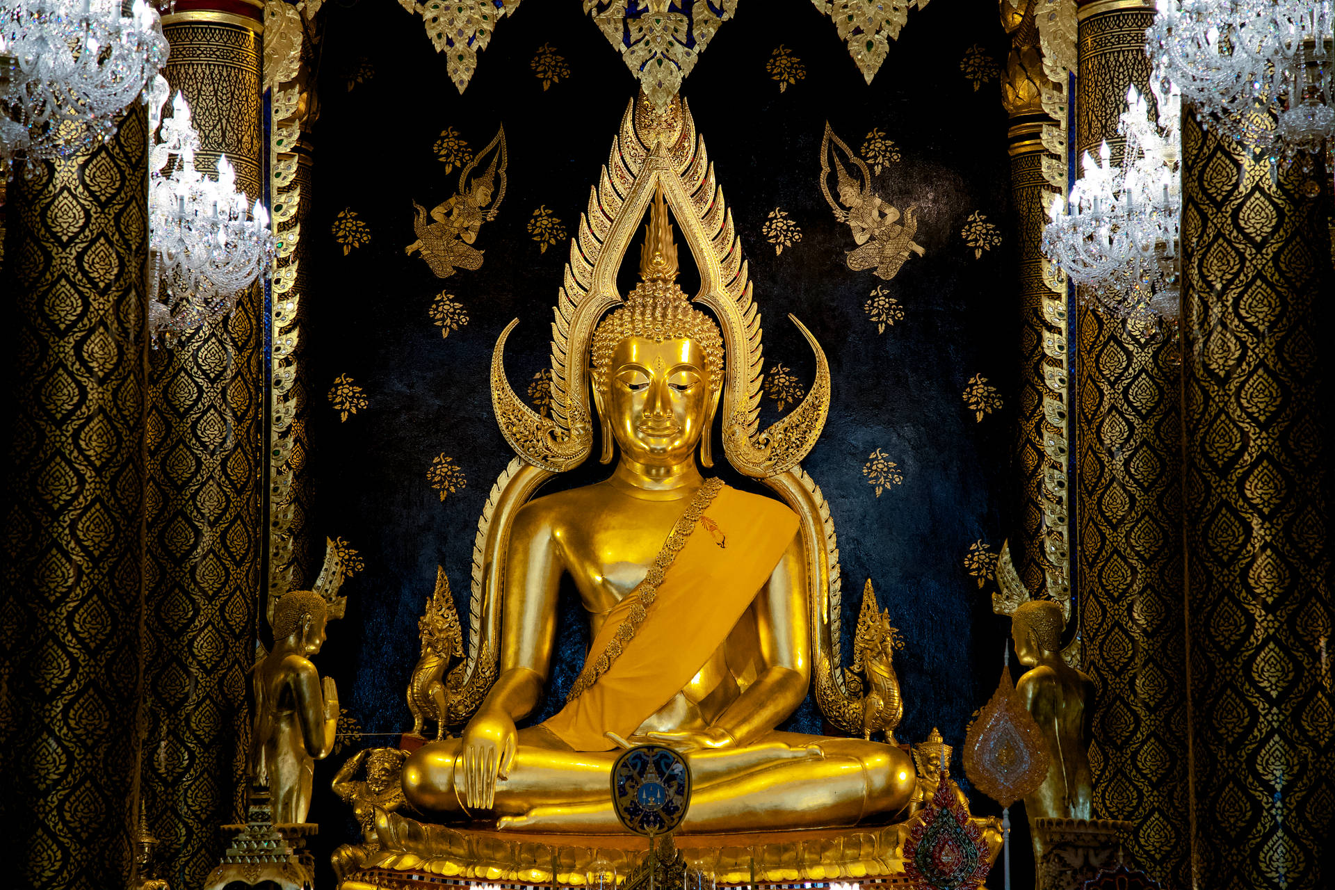 Statua Indù Dorata Di Gautam Buddha Sfondo