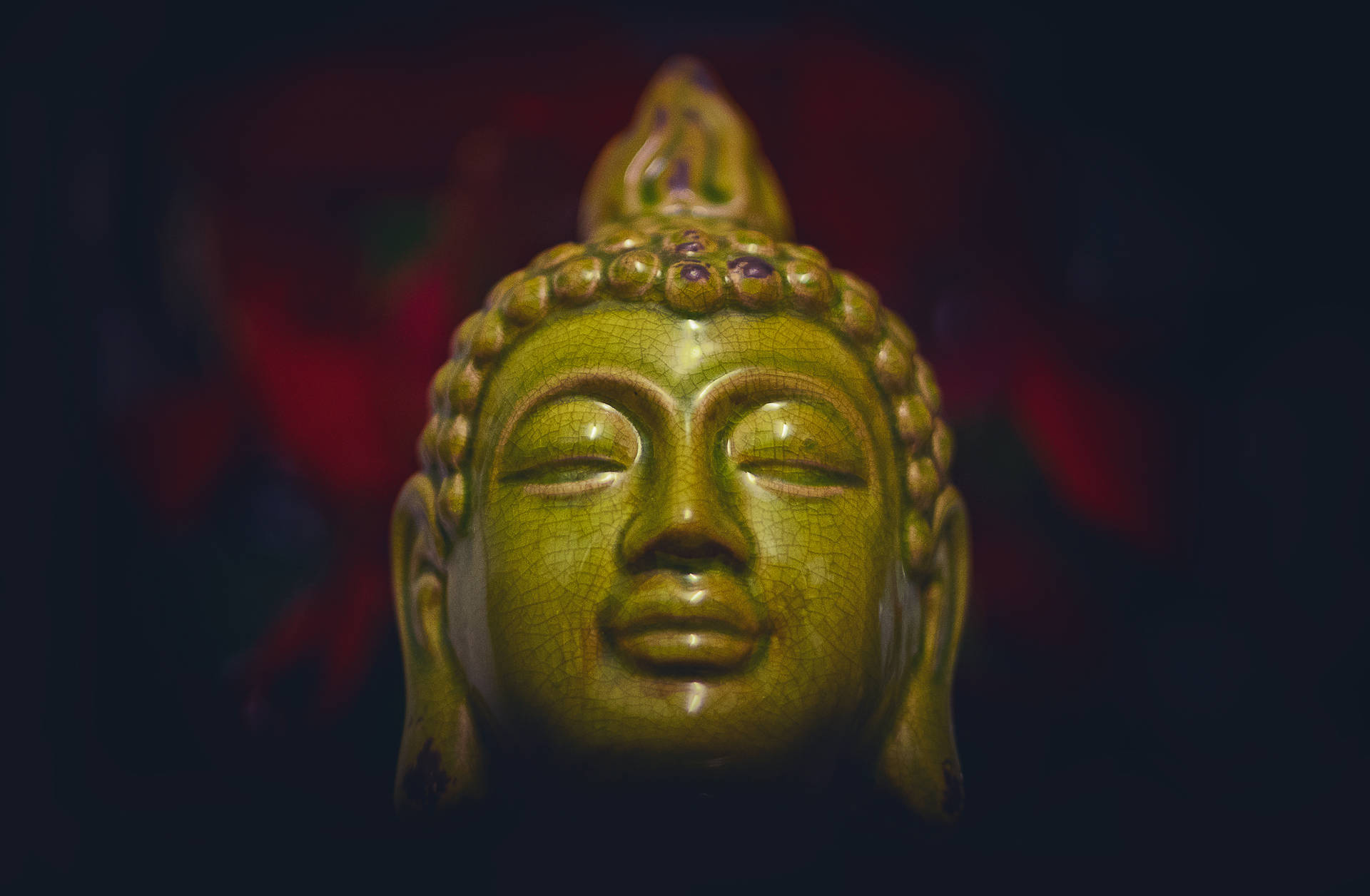 Estatuade Cerámica Verde De Gautam Buddha. Fondo de pantalla