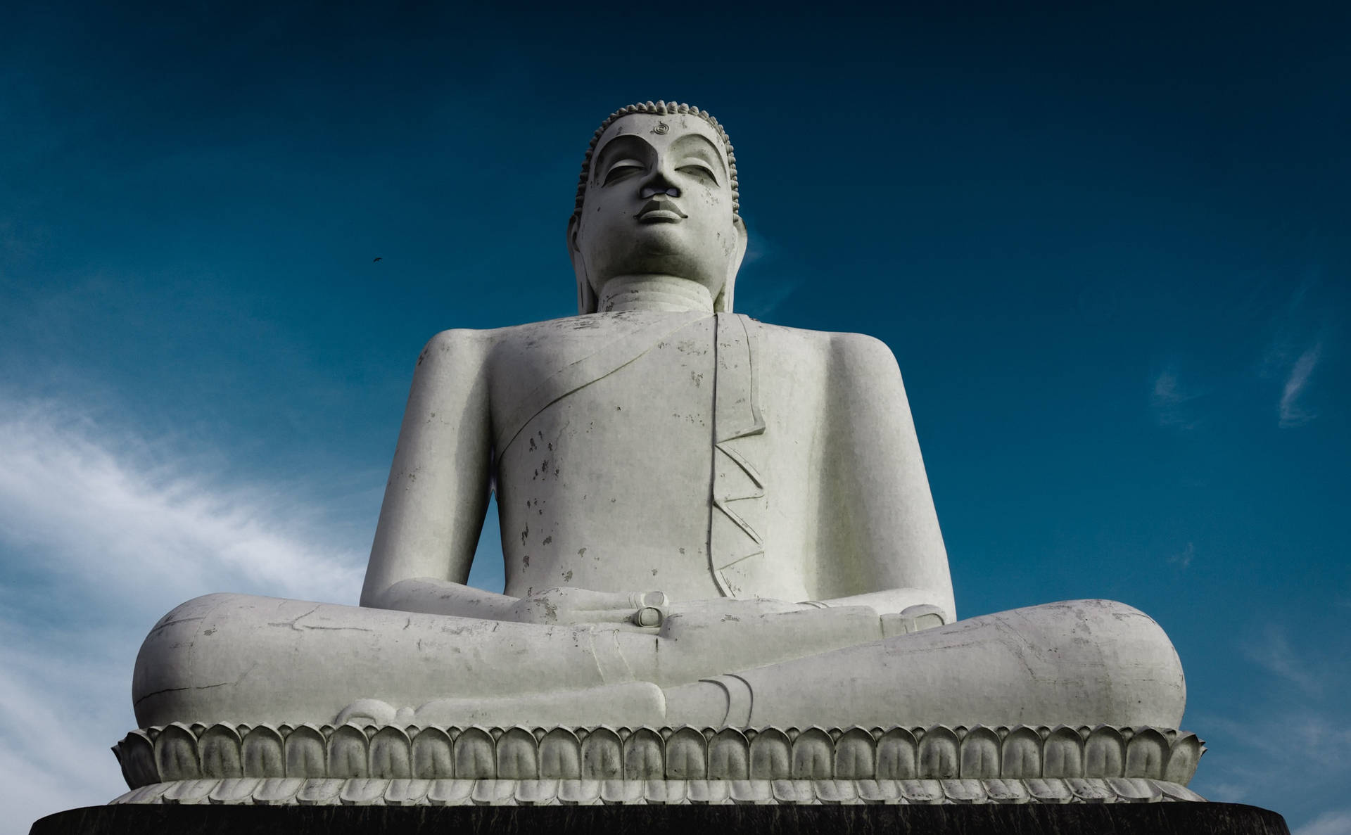 Statua Bianca Minimalista Di Gautam Buddha Sfondo