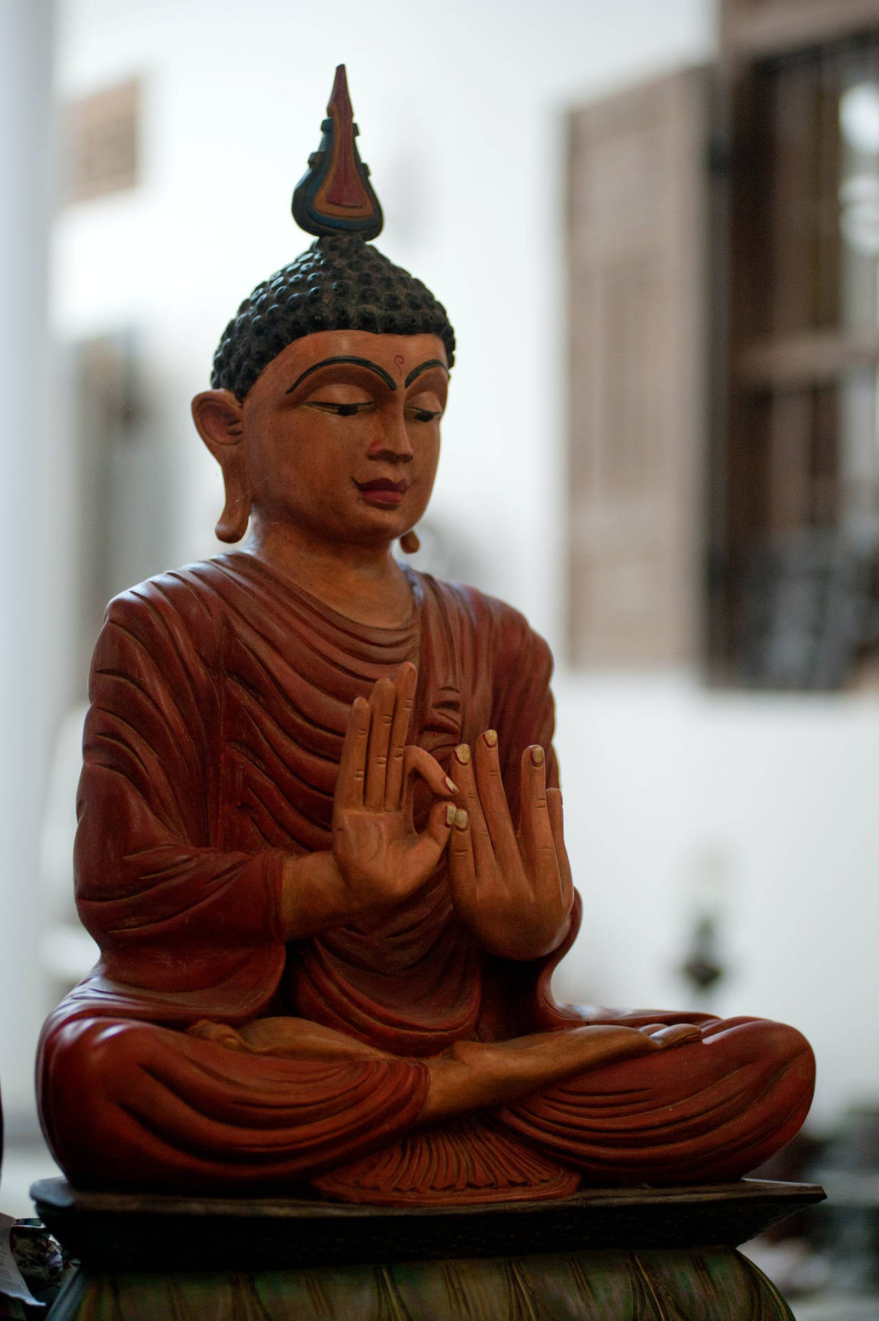 Estatuade Madera Esculpida De Gautama Buda. Fondo de pantalla