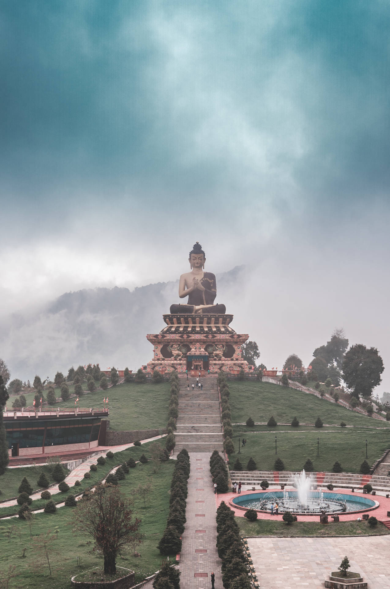 Statua Di Gautam Buddha Su Una Collina Sfondo