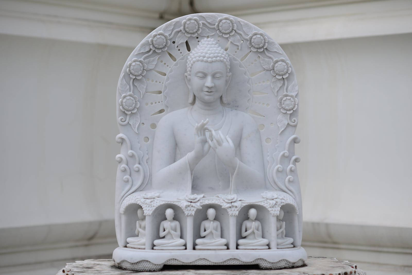 Estatuablanca De Gautam Buddha En Un Altar. Fondo de pantalla