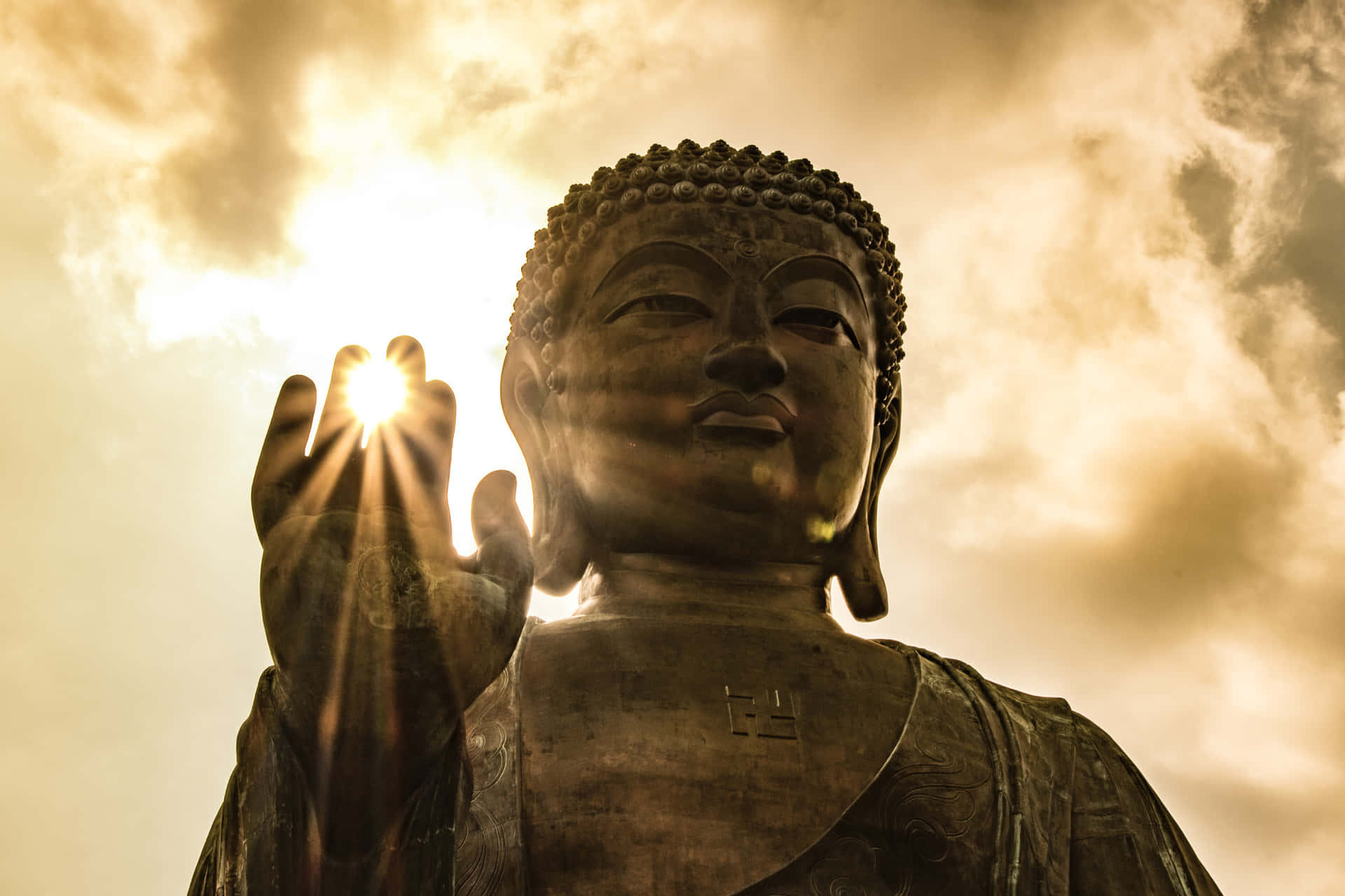 Unaestatua De Buda Con La Mano Extendida