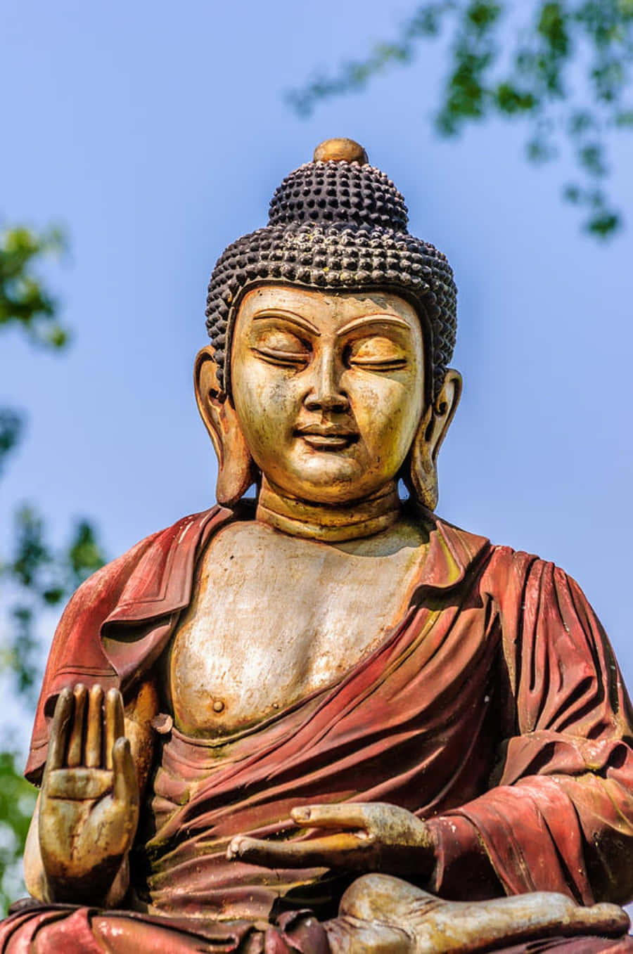 Enstaty Av En Buddha Som Sitter I Solen