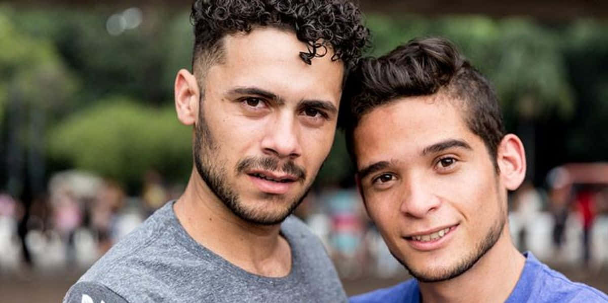 Selfiedi Una Coppia Gay Latino Sfondo