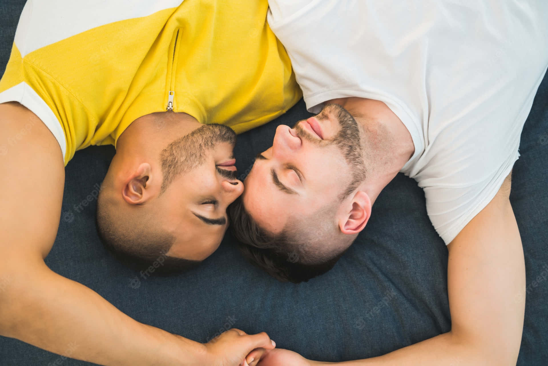 Sesiónfotográfica De Una Pareja Latina Gay Fondo de pantalla