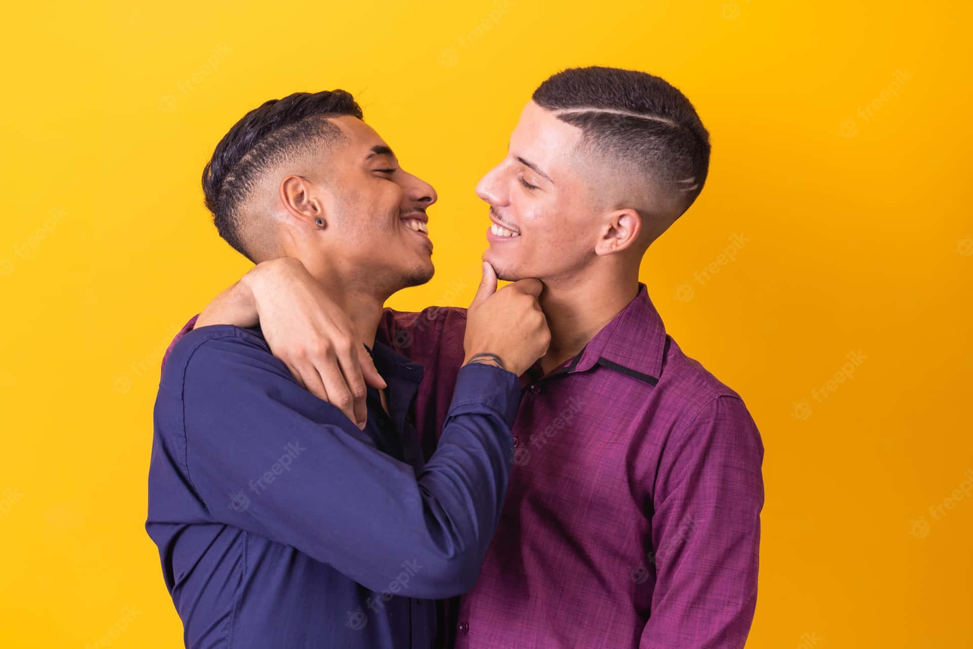 Homo latinamerikansk par gult himmel blåt vand Wallpaper