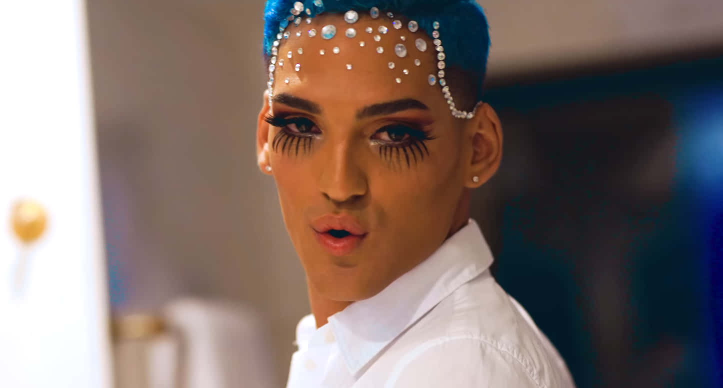 Gay latinoer græder makeup selfie. Wallpaper