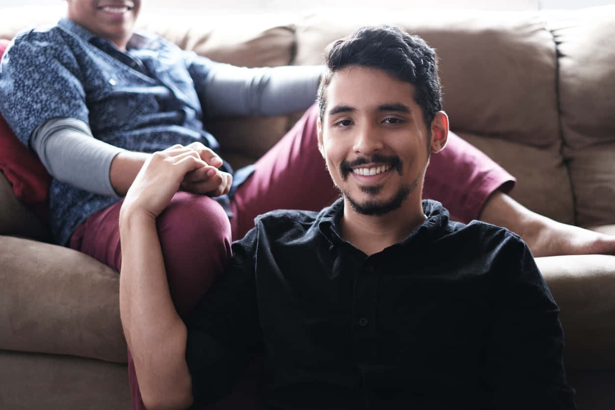 Lächelndeschwule Latino Ehemänner Wallpaper