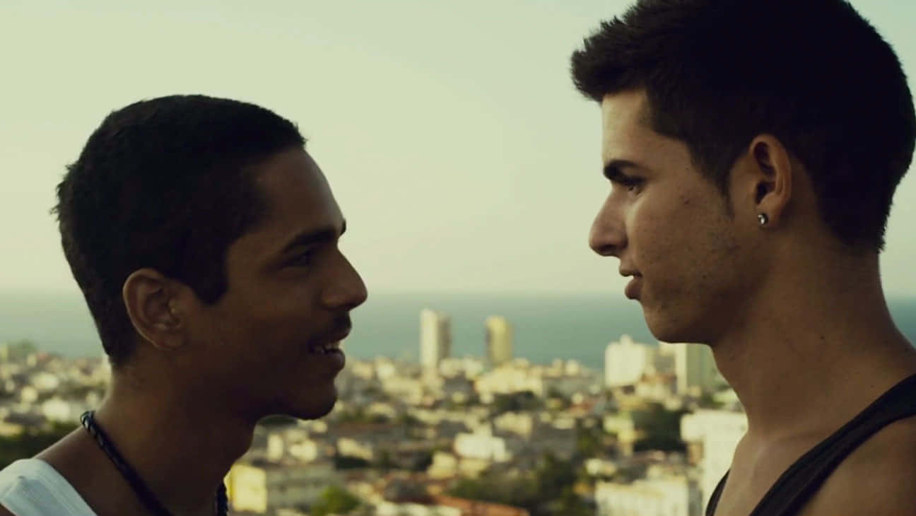 Abbracciandola Diversità Nel Cinema - Scena Del Film Gay Latino Sfondo