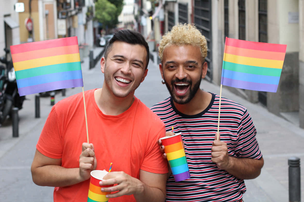 De queer Latino Pride-flagdekorationer på en lysegul baggrund. Wallpaper