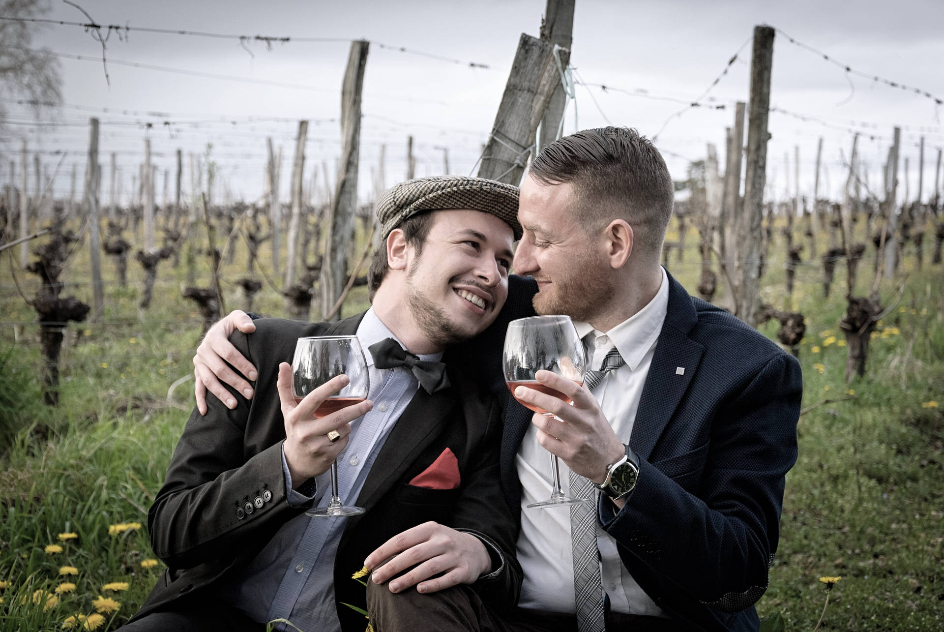 Homoseksuelle mænd drikker vin i en glamourøs sving Wallpaper