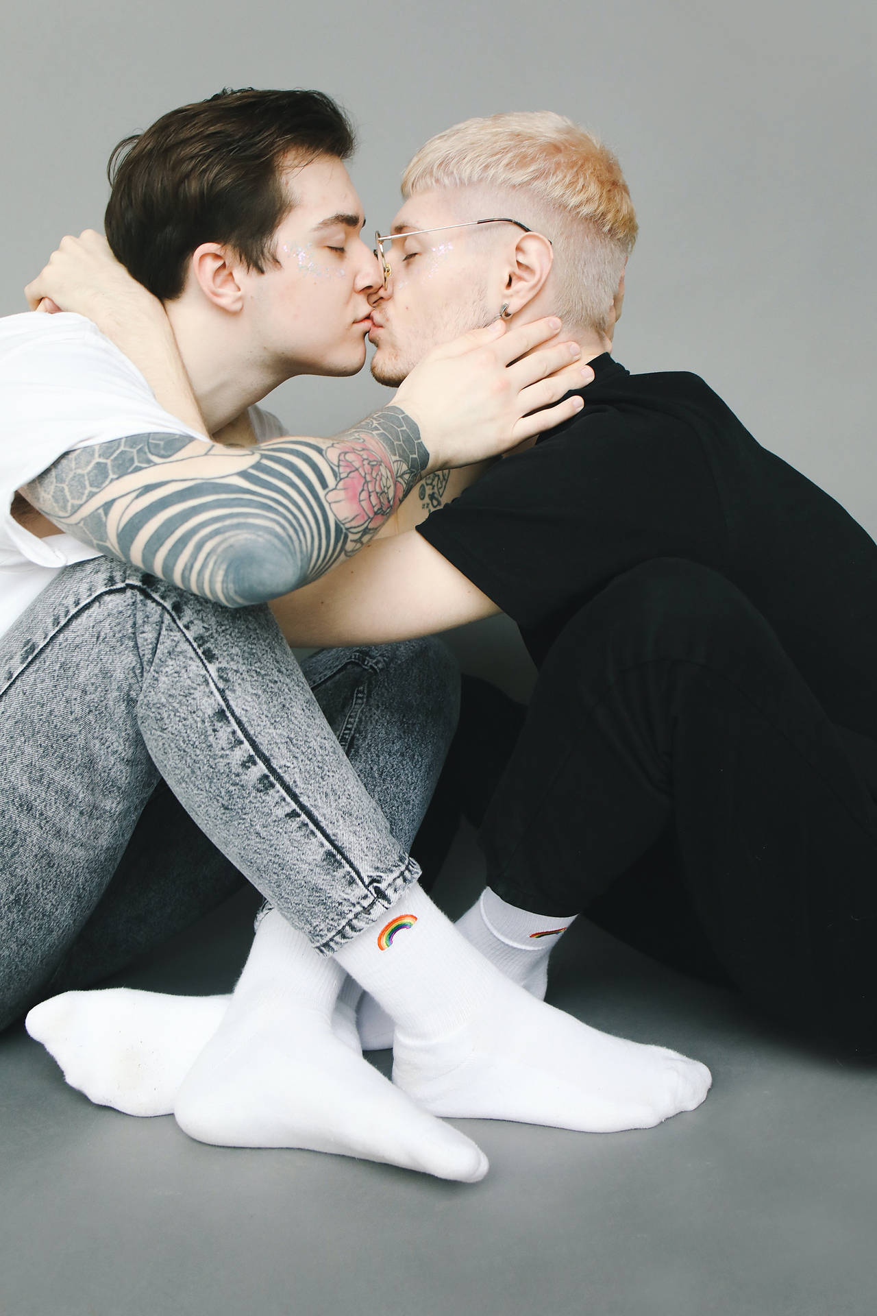 Homosexuellamän Som Kysser På Golvet. Wallpaper