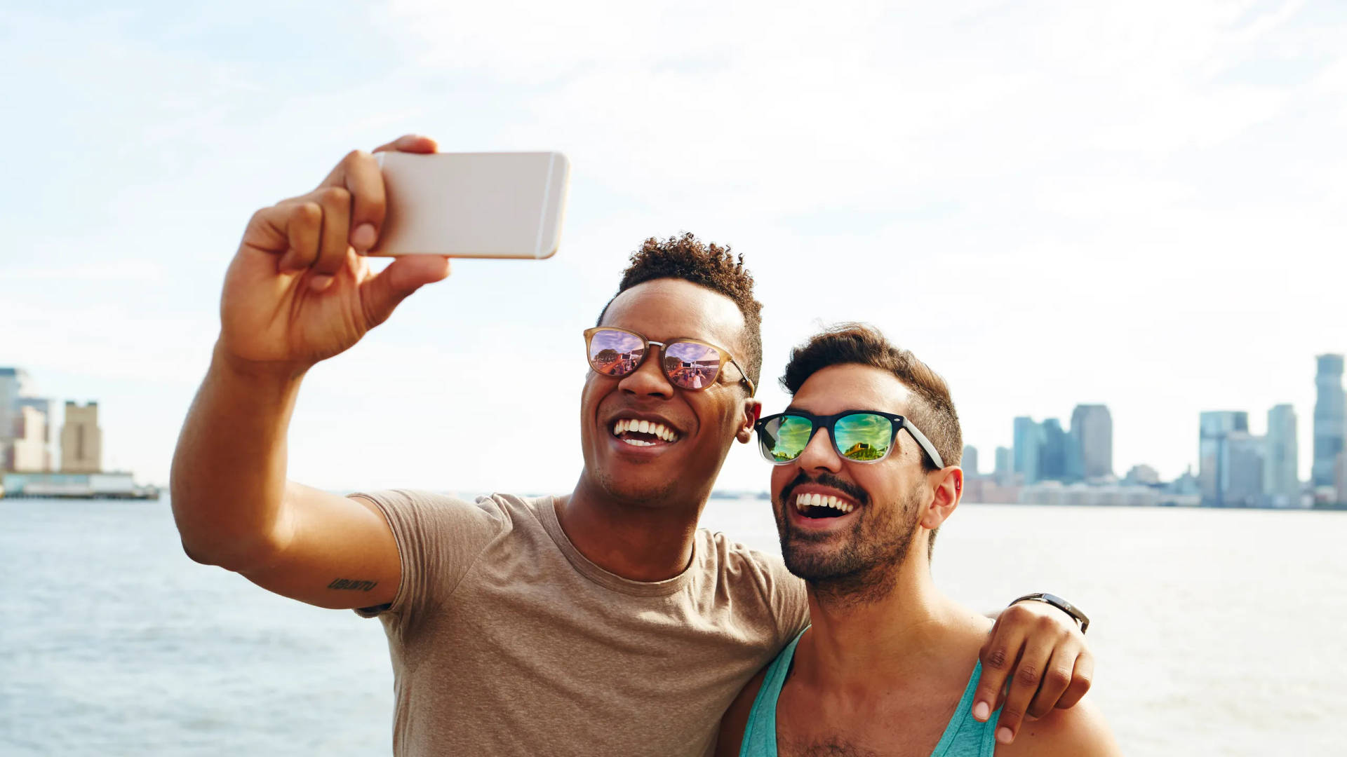 Homensgays Tirando Selfie. Papel de Parede