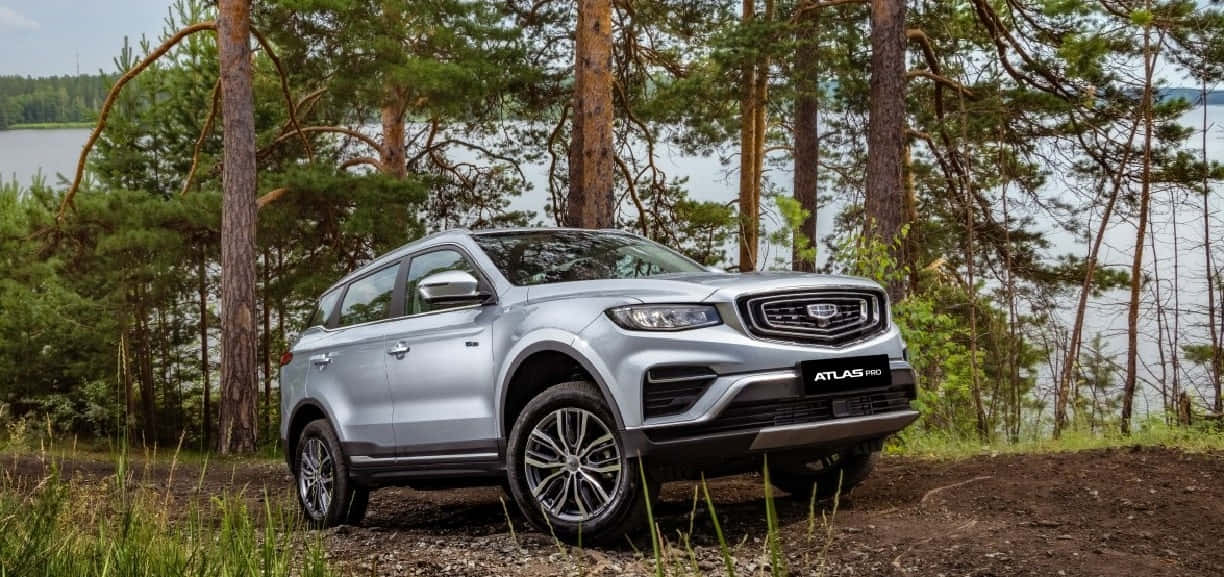 Geely Atlas Garé Au Bord Du Lac Fond d'écran