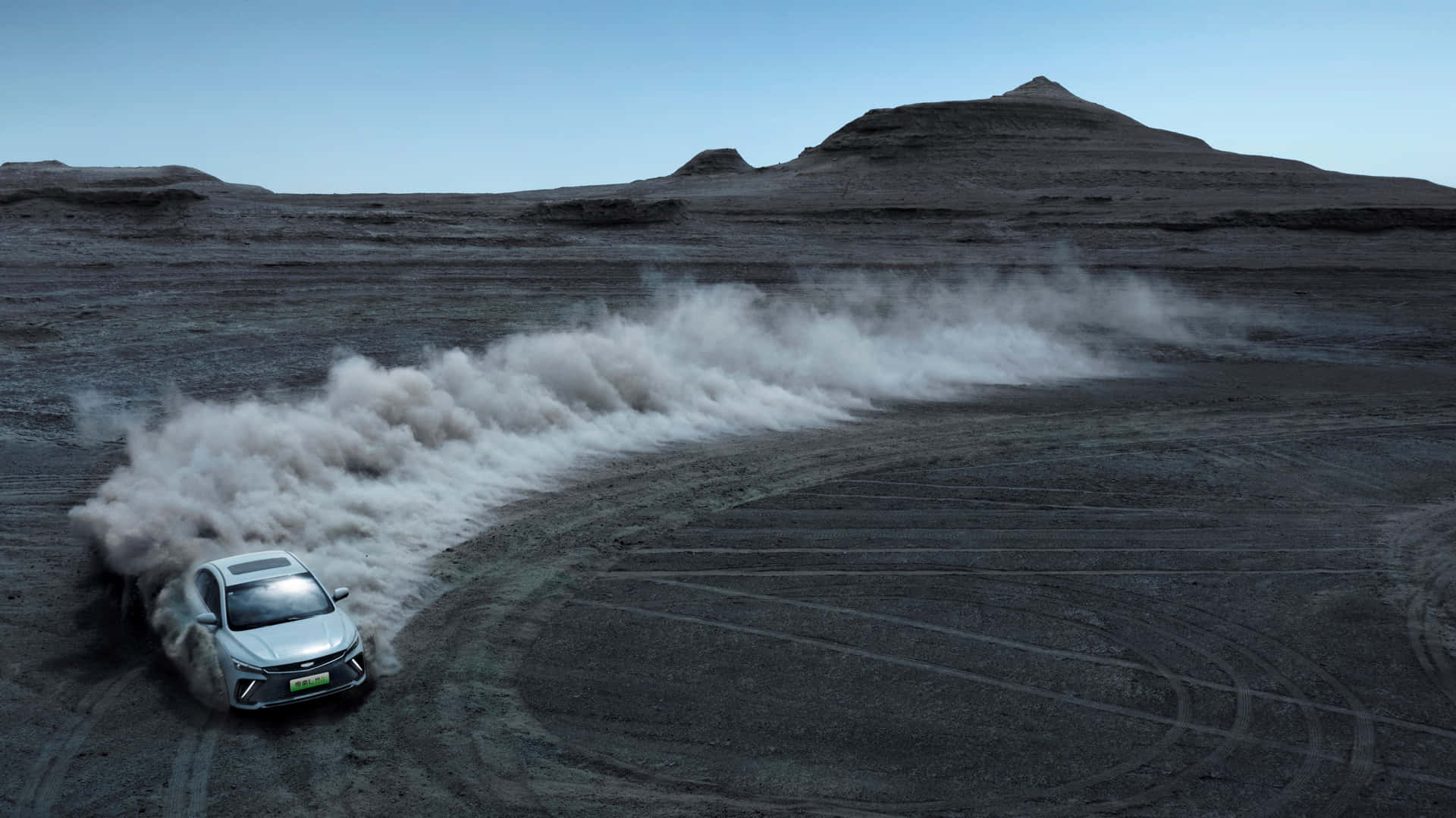 Dérive Dans Le Désert Avec Geely Emgrand Fond d'écran