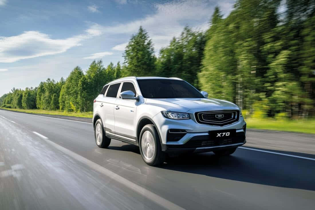 Suv Geely X70 Sur La Route Fond d'écran