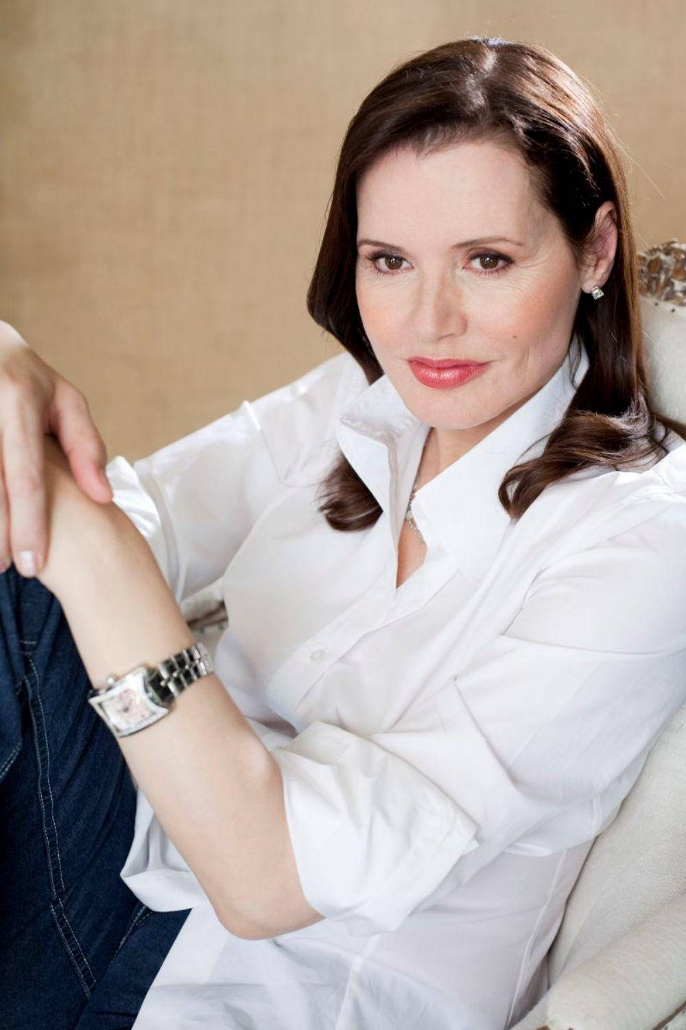 Geena Davis Looking Chic And Casual Background