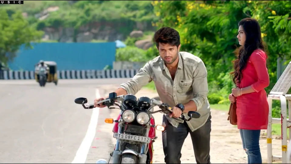 Geethagovindam Vijay Auf Einem Motorrad Fahrend Wallpaper