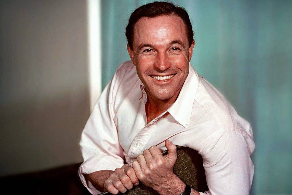 Genekelly Vit Polo (could Be Used As A Text For A Wallpaper Featuring Gene Kelly Wearing A White Polo Shirt) Wallpaper