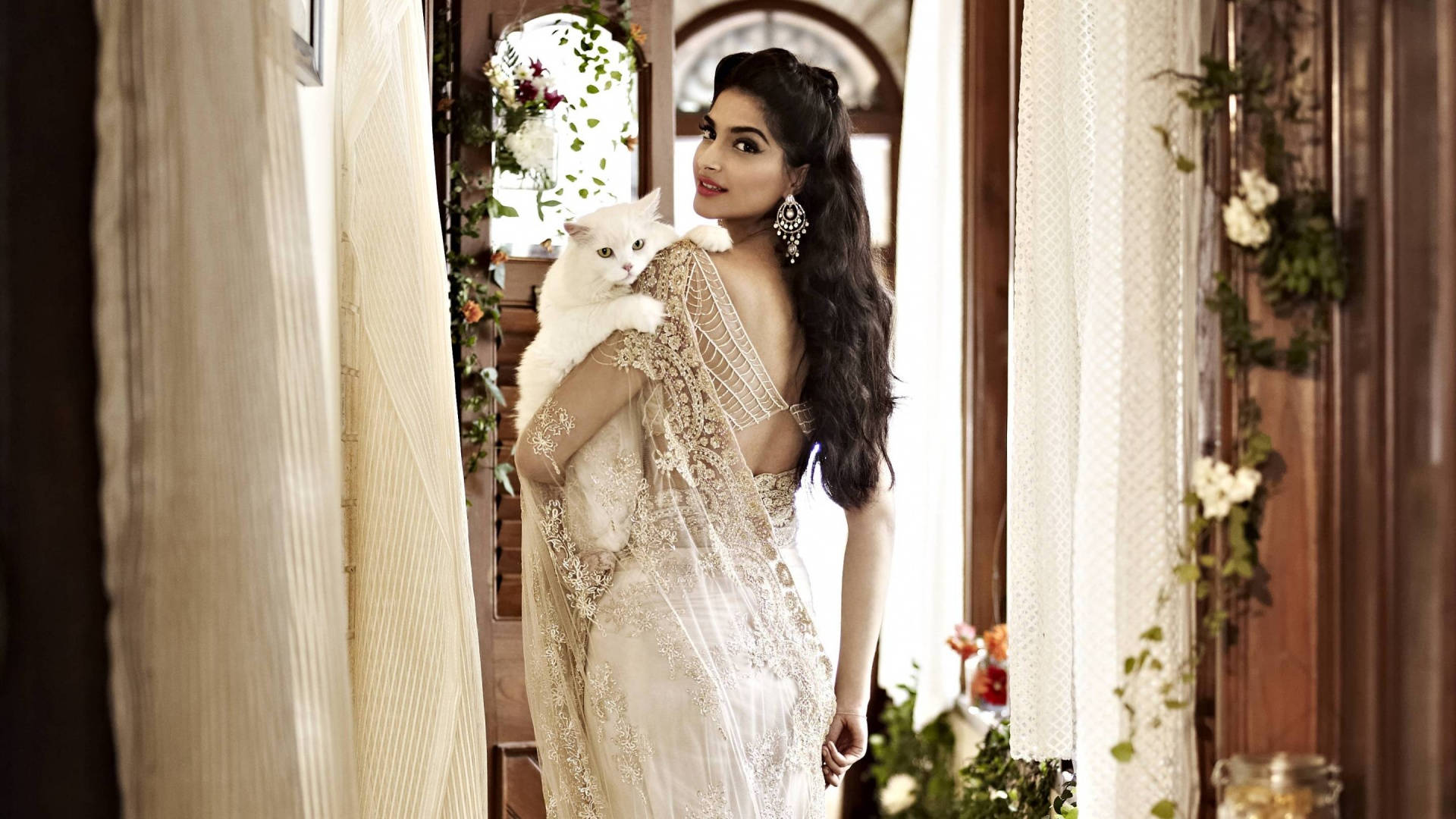 Sød Sonam Kapoor med kat Wallpaper