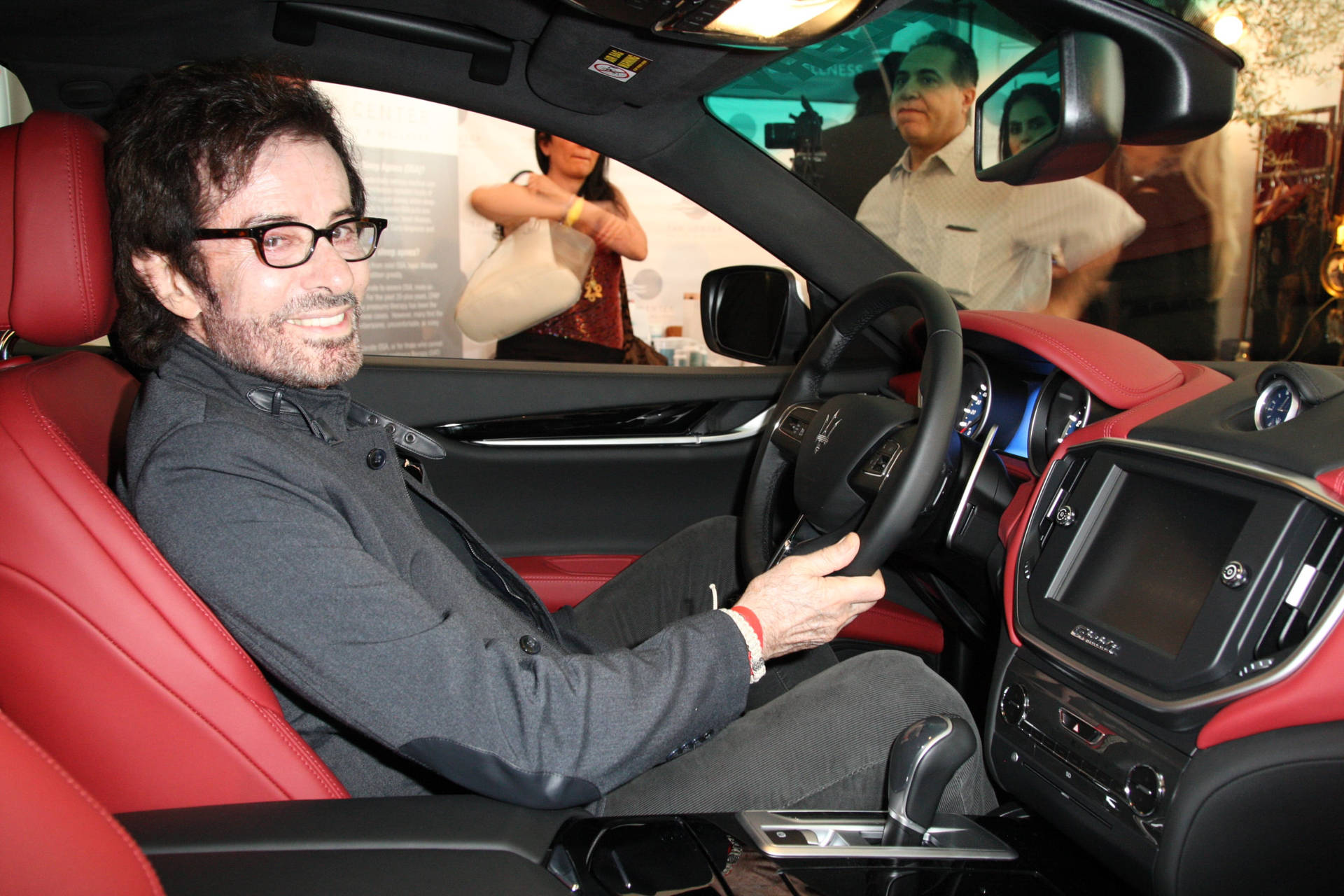 Georgechakiris En El Salón De Regalos De Los Premios Oscar 2016 Con Un Coche Maserati. Fondo de pantalla