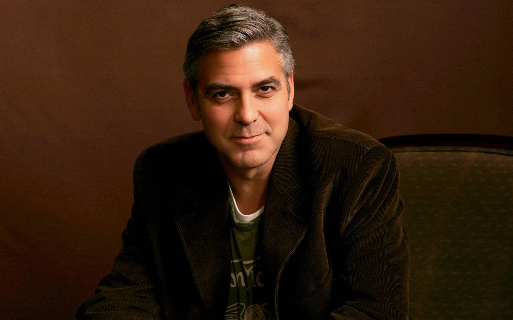 Caption: Hollywood actor George Clooney posing in a casual suit Wallpaper