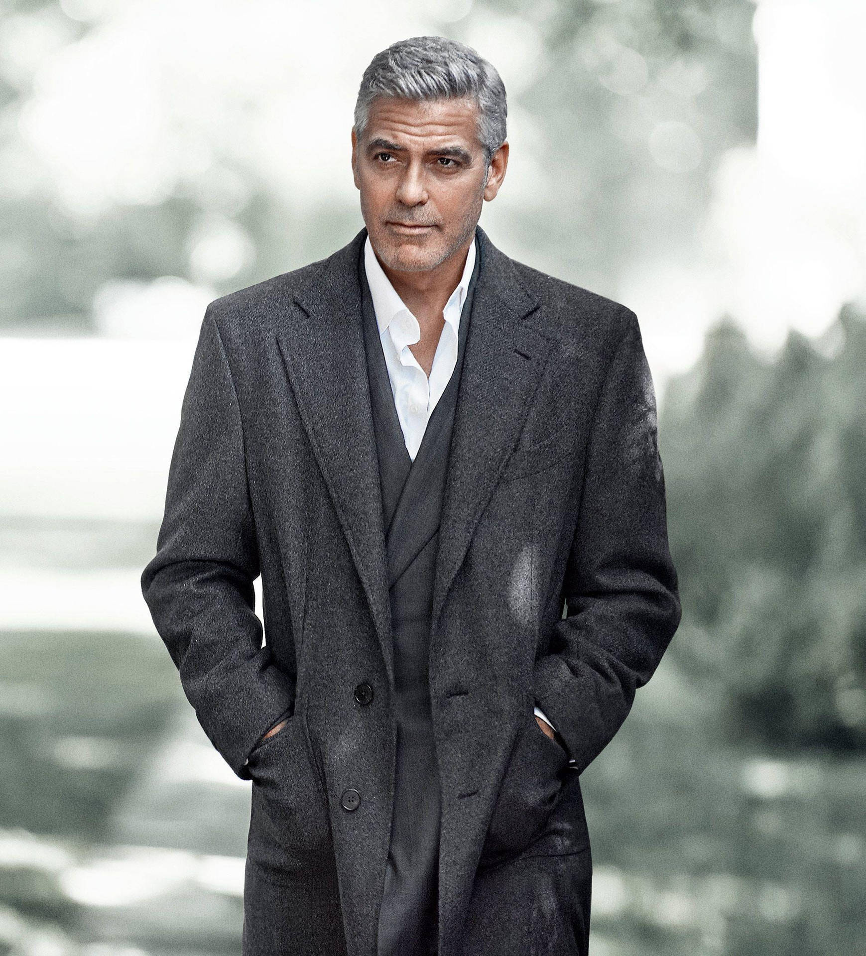 George Clooney med hænderne i lommen tapet Wallpaper