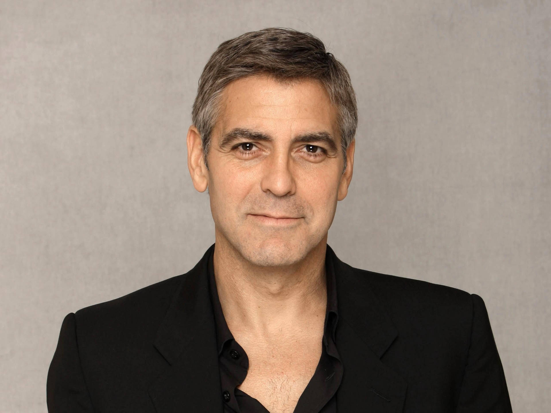 Fotode George Clooney Con Fondo Gris Fondo de pantalla