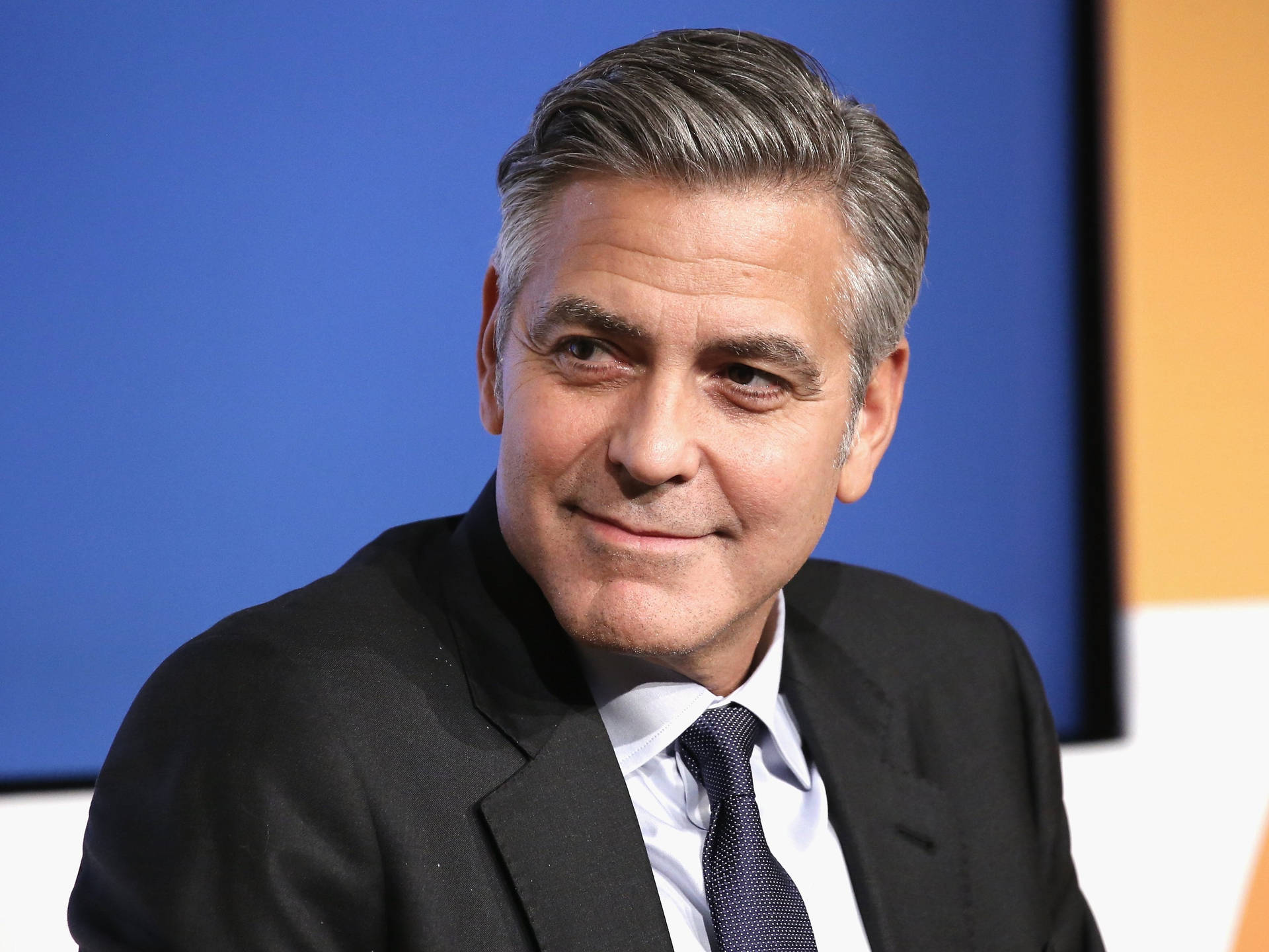 George Clooney smiler til venstre Wallpaper