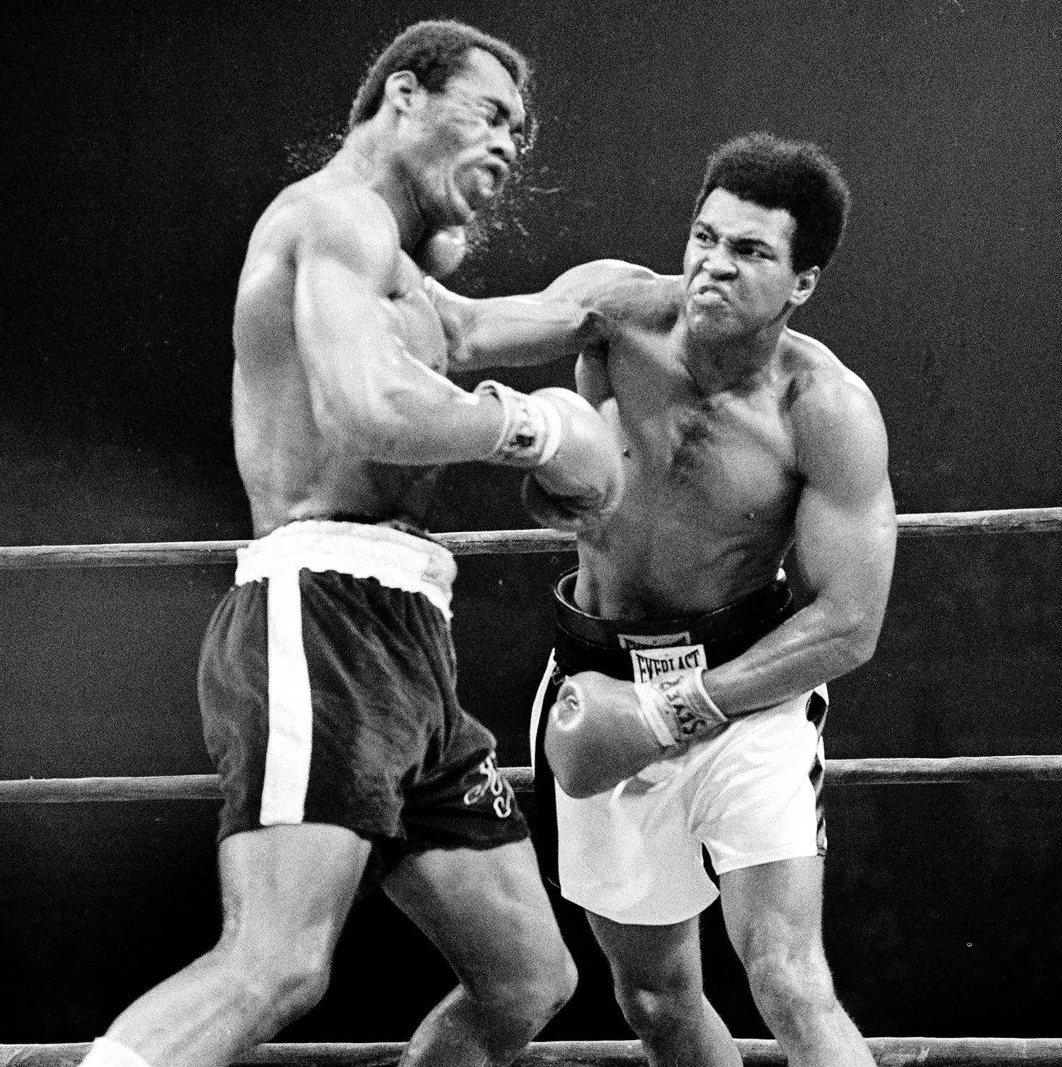 Georgeforeman Und Muhammad Ali Kämpfen. Wallpaper