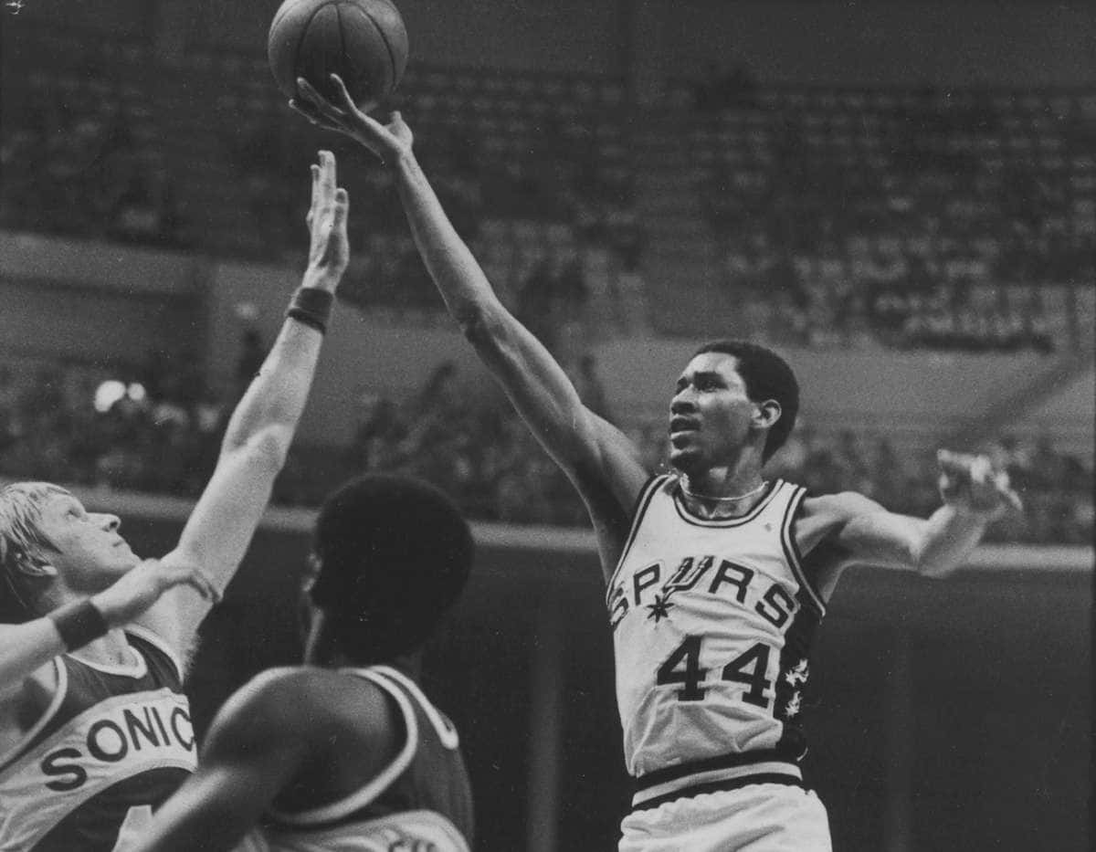 George Gervin Black And White Wallpaper