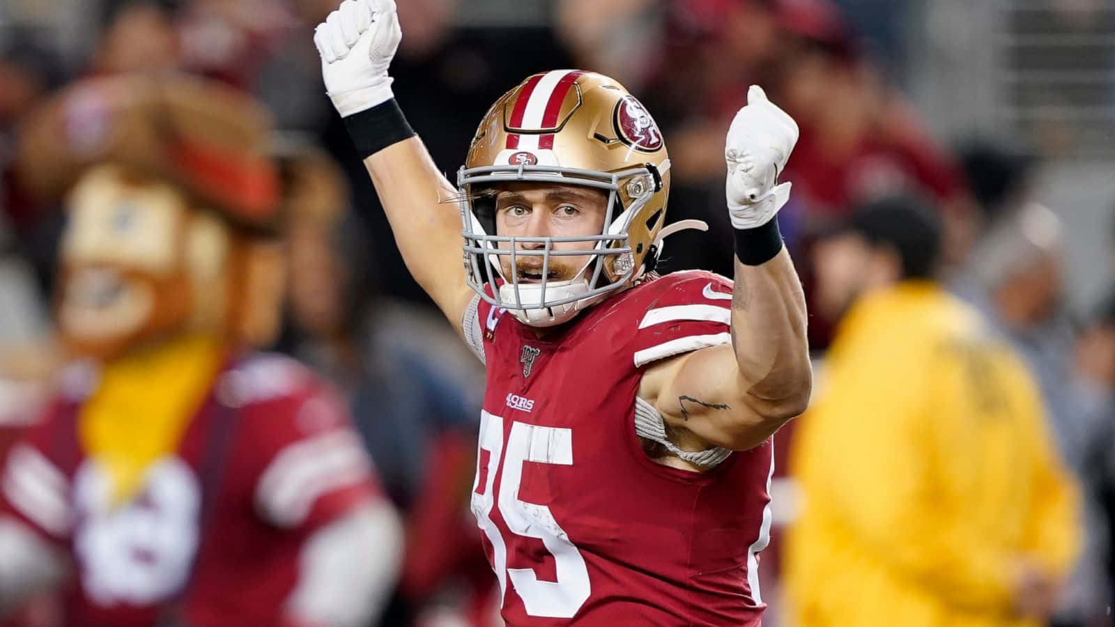 San Francisco 49ers tight end George Kittle adjusting to catch a pass during a game. Wallpaper